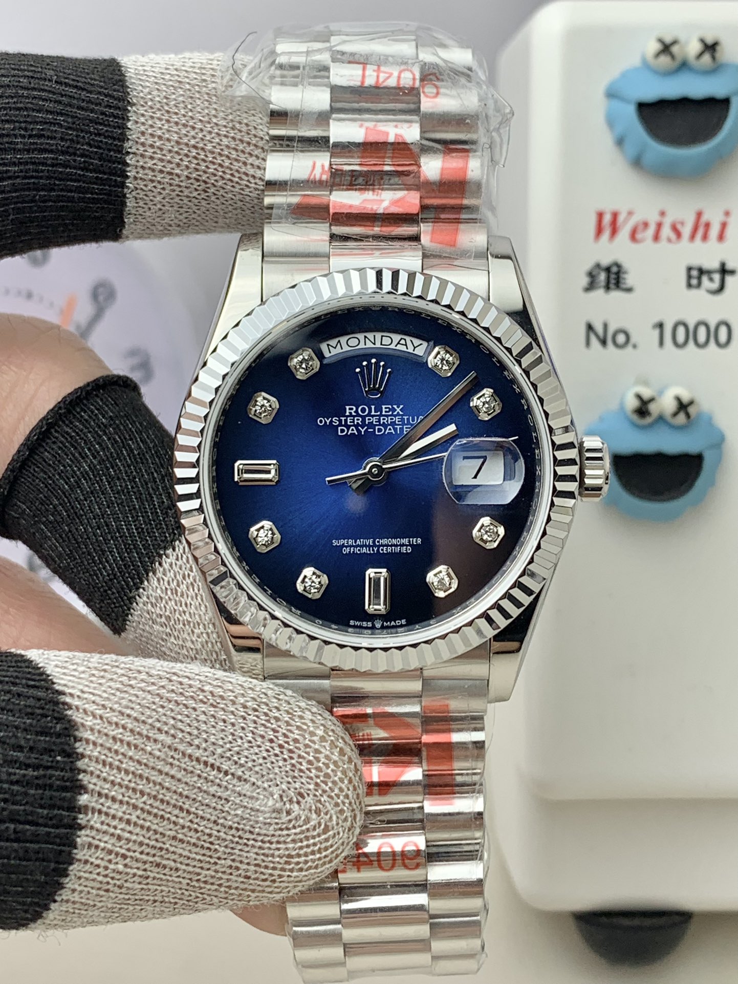 NO:158467,DD36 foot heavy version is here - the product does not increase thickness, the strap does not increase length, the data is consistent with the original version!  All the amazing things come from continuous breakthroughs and cloning another super copy weekly calendar DAY-DATE36 series - a heavy version (the weight of the official watch is about York). Breaking through the limits of traditional craftsmanship, the conventional stainless steel material on the market has a specific gravity of 8, the weight of the counterweight material is 12.5, and the official K gold specific gravity is 16.5. We have developed a special material comparable to the specific gravity of K gold. The products cast through this material can be infinitely close to the weight and texture of the K gold case. The whole watch data is original mold cast, and the 36mm watch diameter can be easily controlled by men, women, young and old!  Equipped with the Asina 2836 movement, the weight reaches about gram (the original version is consistent). For watch friends who like Jinlao, they can detoxify and say goodbye to the embarrassing scene of light and fluttering. Whether it is gold, platinum or rose gold, the product has a reinforced color to make it less likely to oxidize and fade. The details of the entire watch are full of sincerity, and even the steel mark on the back can clearly see the three-dimensional pattern, etc., KF produces it, which must be a fine product.,, gold19860909DD36足重版来啦——产品不增加厚度、表带不增加长度,数据跟随原版一致！所有的惊艳——都源自于不断地突破,克隆史上又一款超级副本星期日历型DAY-DATE36系列——足重版（官方整表重量约克左右）. 突破传统工艺极限市面常规的不锈钢材料比重为8,配重材料比重为12.5,官方K金比重是16.5,而我们研制出可媲美K金比重的特殊材质,经此材质铸造出来的产品能与K金表壳,在份量与质感上无限接近. 整表数据原版开模铸造,36mm的表径男女老少皆可轻松驾驭！搭载稳定性之王Asina2836机芯,重量达到克左右的足重版（原版一致）.针对喜欢金劳的表友,从此可以解毒告别上手轻飘飘的尴尬场景,不管是黄金色、铂金色还是玫瑰金色,产品均有加强固色使其更加不容易氧化褪色.整表细节之处满满皆是诚意,就连背部的狗头标钢印都可以清晰的看到立体纹路等等,KF出品 必属精品.,,gold,Watch