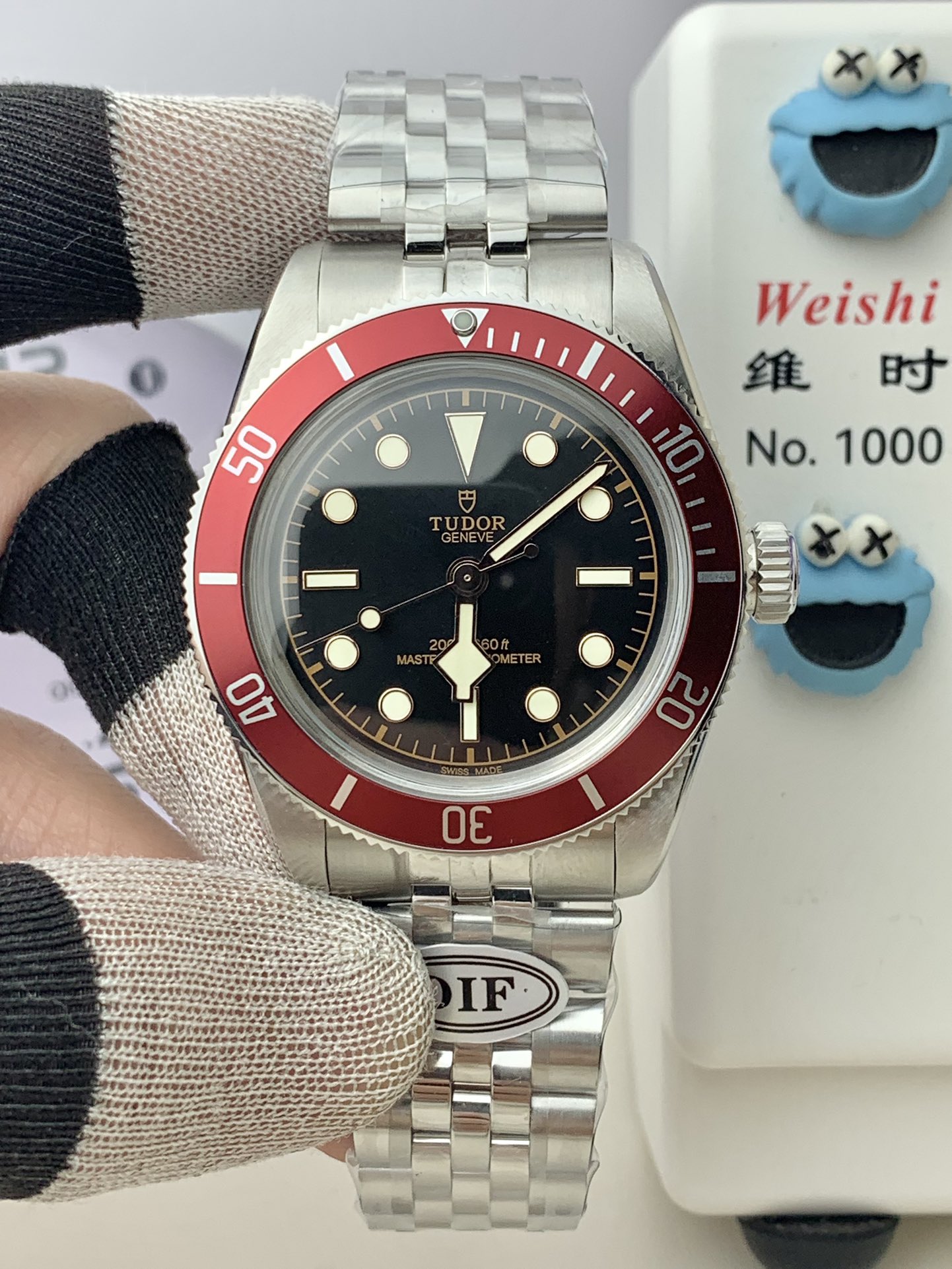 NO:158461,DIF has launched the new Biwan third-generation small red shield, with a strong retro atmosphere. The watch is equipped with a middle polished five-bead strap. The case diameter is just right. The case is made of stainless steel. Large area brushed further enhances the sense of casual and sporty. The red aluminum ring port can be rotated in one direction. The crown is designed with relief technology. The rose mark of the Tudor watch is designed with relief technology. The details increase the brand recognition. The 