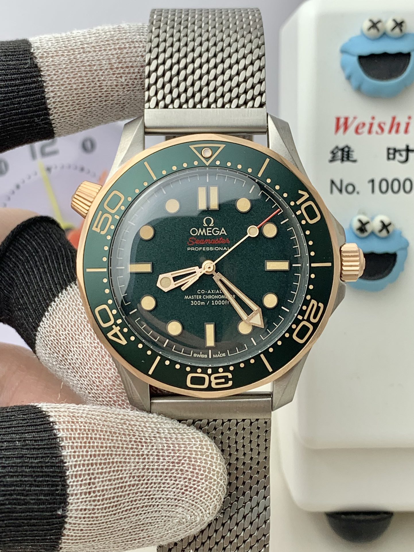 NO:158792,NSVS Bronze Gold Titanium Mesh Belt 007 The lightest whole watch in the entire network is only gram!  gram!  gram!  42 mm is suitable for most people's wrists. Buy a titanium Milan chain strap and get a green tape that can be replaced according to different occasions. Bronze gold avoids oxidation and discoloration of traditional bronze. Bronze gold does not change color and does not fade, and is very comfortable to wear without any burden.19860909NSVS 青铜金钛网带007 全网最轻整表仅克！ 克！克！42 毫米适合大多数人的手腕 ,购买钛金属米兰链带赠送绿色胶带可根据不同场合更换,青铜金避免传统青铜氧化变色.青铜金不变色不掉色,佩戴非常舒适没有任何负担,,Watch