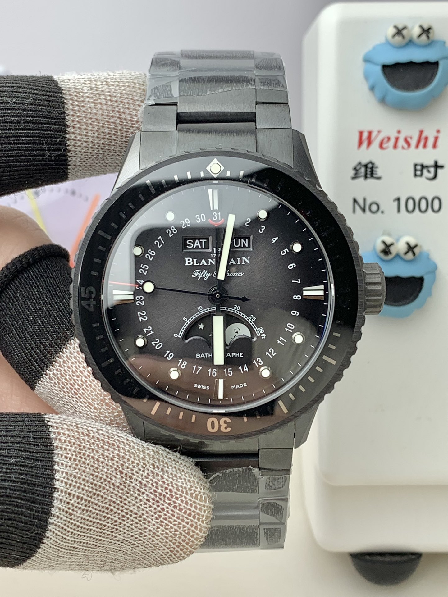 NO:158780,NS Blancpain 50-seek full-calendar submersible pioneers the first full-ceramic bracelet 1. It integrates multi-functional display on the dial (the window at 12 o'clock shows the week and month, and the sub-dial at 6 o'clock shows the moon phase, and it has Blancain's iconic elegant moon surface 2. The super complex ceramic bracelet is made. A sturdy and well-designed bracelet is a complex task, usually more complex than the case. The ceramic is durable, highly scratch-resistant and allergic. Its hardness is almost five times that of stainless steel, almost four times that of grade five titanium, and its weight is lighter than steel. 25) 3. The watch size is 43.6mm, and the brushed case is paired with a black ceramic bezel. The case is automatic 6654. The movement has a 72-hour (3 days) power reserve. Because the ceramic bracelet is difficult to make, it is very small in mass production!  !  !  ,19860909NS宝珀50寻全日历深潜器首创全陶瓷表链 1、集多功能于表盘显示（12 点钟位置的窗口显示星期和月份,以及 6 点钟位置的子表盘显示月相,并带有 Blancain 标志性的优雅月面 2、超级复杂的陶瓷表链制作.坚固、设计精良的表链是一项复杂的任务,通常比表壳更复杂,陶瓷耐用、高度防刮、防过敏,其硬度几乎是不锈钢的五倍,几乎是五级钛的四倍,重量比钢轻 25） 3、腕表尺寸43.6mm ,拉丝表壳搭配黑色陶瓷表圈.表壳内是自动6654.机芯,具有72 小时（3 天）动力储存. 因陶瓷表链制作难度系数大,量产极少！！！,,Watch