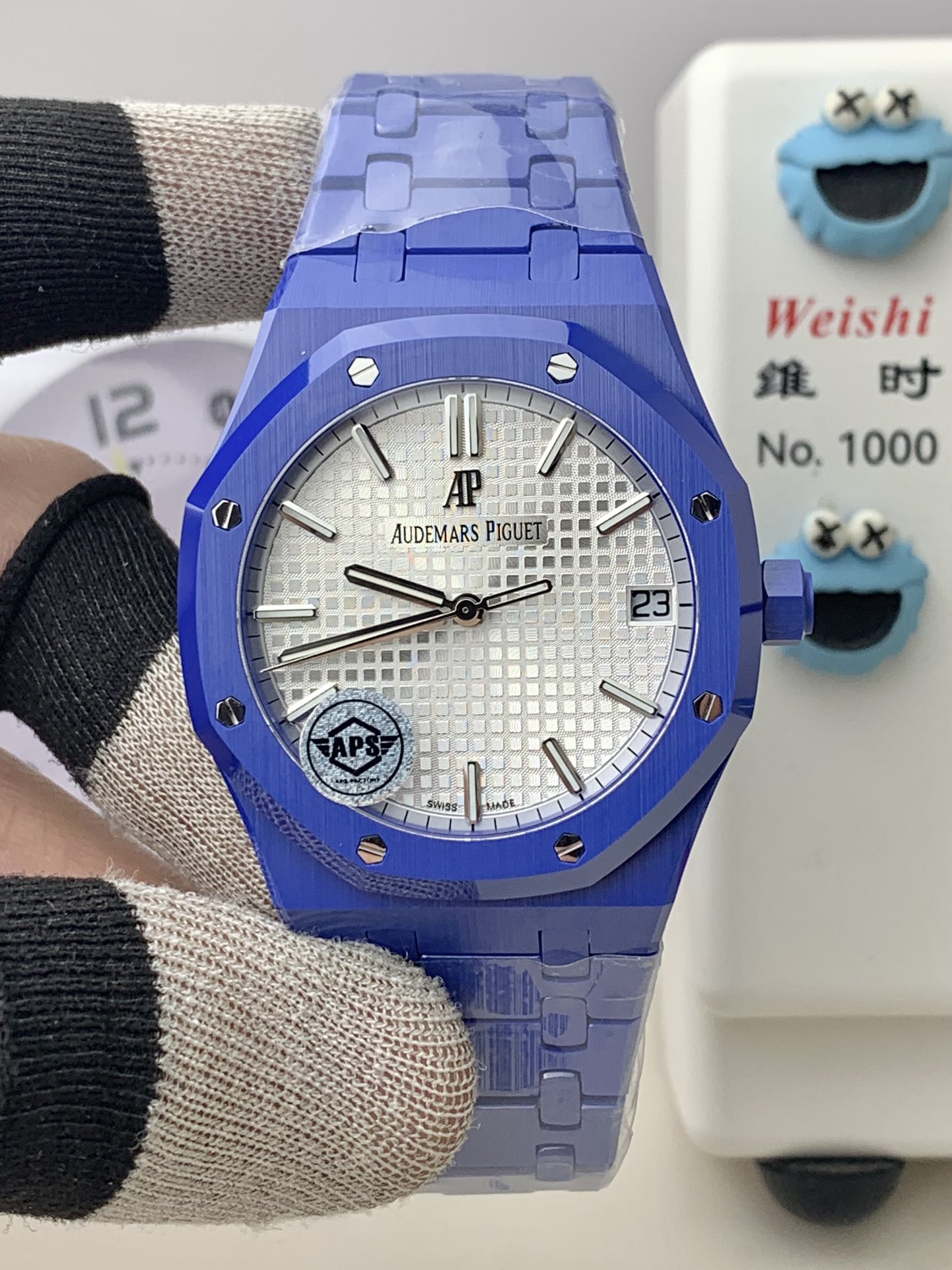 NO:158771,NSAS's new Audemars Piguet 15500 all-ceramic style has arrived. With the combination of ceramic material and the complex functions of cal.4302 all-in-one machine, it has become a model of craftsmanship and innovation. It not only continues the classic aesthetics of Royal Oak, but also breaks through the limitations of traditional materials. It can be regarded as a benchmark for modern high-end watchmaking. 1. Advantages of ceramic material. High hardness and scratch resistance are made of precision ceramics (such as zirconia). The hardness is far beyond stainless steel. It is difficult to cause scratches and maintains a long-term gloss. Lightweight and comfortable to wear. Compared with the comfortable wearing of metal, the metal material is lighter, which reduces the burden on the wrist and is suitable for long-term wear. Anti-allergic and corrosion-resistant ceramics have stable chemical properties, which are not easy to cause skin sensitivity, and are resistant to sweat and corrosion. The unique texture surface has been polished or matte to present a deep luster or low-key texture. A total of three colors of black, white and rare blue are launched.  2. Case and strap design. The integrated structure AS case and strap are seamlessly connected, continuing the Royal Oak iconic octagonal bezel and the 