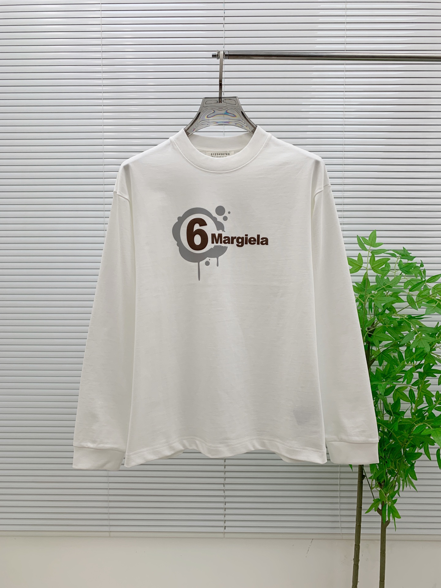 NO:532140,Majila MM6 high-end customization 2025 autumn and winter new model first launch counter latest long-sleeved base single wear 400 grams pure cotton heavy-industry concave and convex pattern design collar sleeve thread design high-end customization design avant-garde and fashionable design!  Brand logo heavy craft design, high-end customized 400g pure cotton fabric, soft feel, comfortable to wear, exquisite counter-level car line, fine workmanship, invincible and handsome upper body effect!  A must-have item for trendy men!  Number of code XS-L (OS version) Color black and white Size chart Bust length Shoulder width Sleeve length XS72 5550.560 S74 5752.560.5 M 76 5954.561.5 L78 6156.562,,masion margiela,masion margiela,alexander wang19860909马吉拉 MM6 高端定制 2025秋冬新款首发专柜最新款长袖打底单穿400克纯棉重工凹凸图案设计 领子袖子螺纹设计 高端订制 设计前卫时尚！品牌logo重工艺设计 高端定制400克纯棉面料.手感柔软.穿着舒适.专柜级别精致车线.做工精细.上身效果无敌帅气！潮男必备单品！ 码数XS-L（OS版型） 颜色黑白色 尺寸表 胸围衣长 肩宽 袖长 XS72 5550.560 S74 5752.560.5 M 76 5954.561.5 L78 6156.562,,masion margiela,masion margiela,alexander wang,Men's clothing