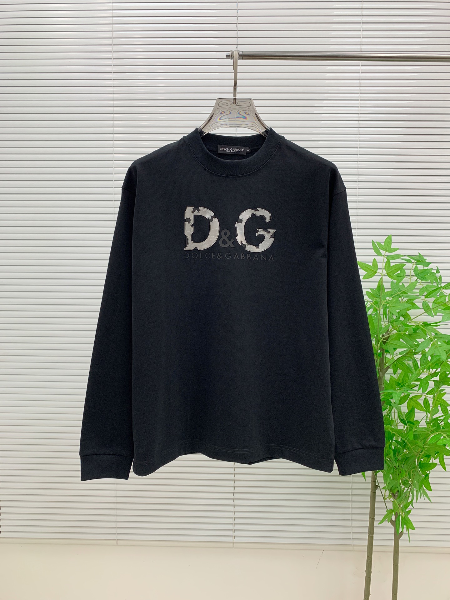 NO:532143,Dolce & Gabbana DG high-end customization 2025 autumn and winter new model first launch counter latest long-sleeved base single wear 400 grams pure cotton heavy industry concave and convex pattern design collar sleeve thread design high-end customization design avant-garde and fashionable design!  Brand logo heavy craft design, high-end customized 400g pure cotton fabric, soft feel, comfortable to wear, exquisite counter-level car line, fine workmanship, invincible and handsome upper body effect!  A must-have item for trendy men!  Number of code XS-L (OS version) Color black and white Size chart Bust length Shoulder width Sleeve length XS72 5550.560 S74 5752.560.5 M 76 5954.561.5 L78 6156.562,,Dolce&Gabbana,alexander wang19860909杜嘉班纳 DG高端定制 2025秋冬新款首发专柜最新款长袖打底单穿400克纯棉重工凹凸图案设计 领子袖子螺纹设计 高端订制 设计前卫时尚！品牌logo重工艺设计 高端定制400克纯棉面料.手感柔软.穿着舒适.专柜级别精致车线.做工精细.上身效果无敌帅气！潮男必备单品！ 码数XS-L（OS版型） 颜色黑白色 尺寸表 胸围衣长 肩宽 袖长 XS72 5550.560 S74 5752.560.5 M 76 5954.561.5 L78 6156.562,,Dolce&Gabbana,alexander wang,Men's clothing