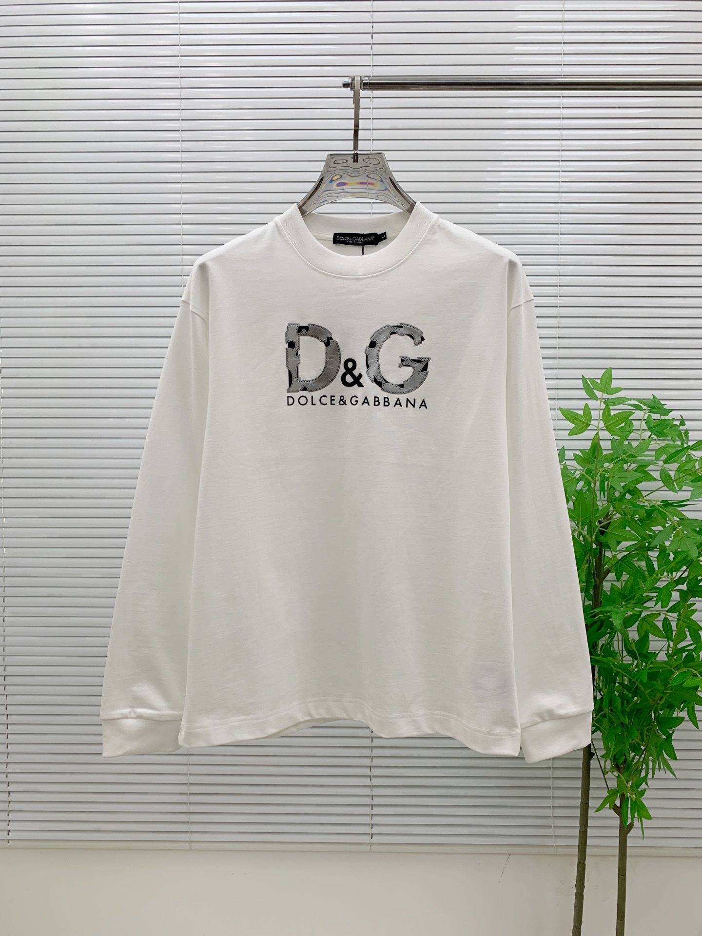NO:532146,Dolce & Gabbana DG high-end customization 2025 autumn and winter new model first launch counter latest long-sleeved base single wear 400 grams pure cotton heavy industry concave and convex pattern design collar sleeve thread design high-end customization design avant-garde and fashionable design!  Brand logo heavy craft design, high-end customized 400g pure cotton fabric, soft feel, comfortable to wear, exquisite counter-level car line, fine workmanship, invincible and handsome upper body effect!  A must-have item for trendy men!  Number of code XS-L (OS version) Color black and white Size chart Bust length Shoulder width Sleeve length XS72 5550.560 S74 5752.560.5 M 76 5954.561.5 L78 6156.562,,Dolce&Gabbana,alexander wang19860909杜嘉班纳 DG高端定制 2025秋冬新款首发专柜最新款长袖打底单穿400克纯棉重工凹凸图案设计 领子袖子螺纹设计 高端订制 设计前卫时尚！品牌logo重工艺设计 高端定制400克纯棉面料.手感柔软.穿着舒适.专柜级别精致车线.做工精细.上身效果无敌帅气！潮男必备单品！ 码数XS-L（OS版型） 颜色黑白色 尺寸表 胸围衣长 肩宽 袖长 XS72 5550.560 S74 5752.560.5 M 76 5954.561.5 L78 6156.562,,Dolce&Gabbana,alexander wang,Men's clothing