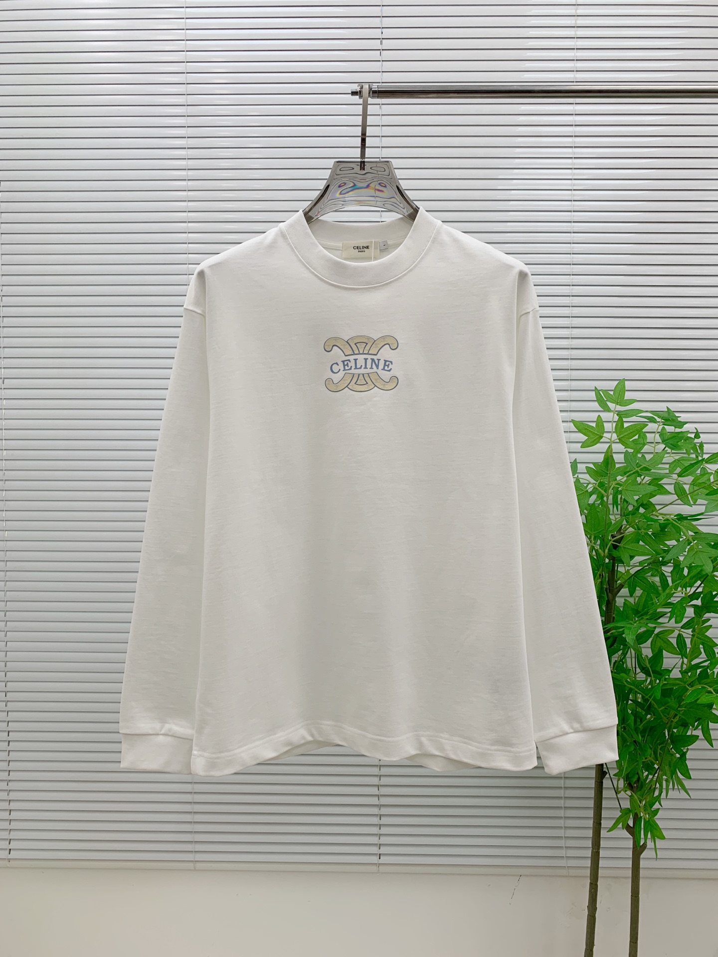 NO:532149,CELIN. High-end customization 2025 autumn and winter new model first launch counter latest long-sleeved base single wear 400 grams pure cotton heavy-industry concave and convex pattern design, collar sleeve thread design, high-end customization, avant-garde and fashionable design!  Brand logo heavy craft design, high-end customized 400g pure cotton fabric, soft feel, comfortable to wear, exquisite counter-level car line, fine workmanship, invincible and handsome upper body effect!  A must-have item for trendy men!  Number of code XS-L (OS version) Color black and white Size chart Bust length Shoulder width Sleeve length XS72 5550.560 S74 5752.560.5 M 76 5954.561.5 L78 6156.562,,celine,celine,alexander wang19860909赛琳 CELIN.高端定制 2025秋冬新款首发专柜最新款长袖打底单穿400克纯棉重工凹凸图案设计 领子袖子螺纹设计 高端订制 设计前卫时尚！品牌logo重工艺设计 高端定制400克纯棉面料.手感柔软.穿着舒适.专柜级别精致车线.做工精细.上身效果无敌帅气！潮男必备单品！ 码数XS-L（OS版型） 颜色黑白色 尺寸表 胸围衣长 肩宽 袖长 XS72 5550.560 S74 5752.560.5 M 76 5954.561.5 L78 6156.562,,celine,celine,alexander wang,Men's clothing