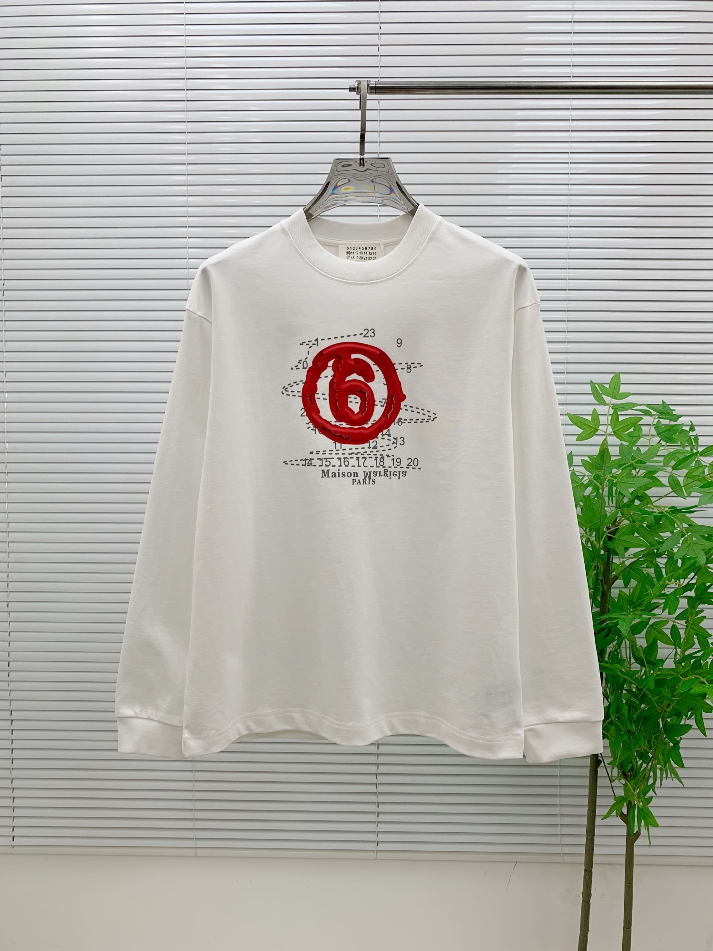 NO:532152,Majila MM6 high-end customization 2025 autumn and winter new model first launch counter latest long-sleeved base single wear 400 grams pure cotton heavy-industry concave and convex pattern design collar sleeve thread design high-end customization design avant-garde and fashionable design!  Brand logo heavy craft design, high-end customized 400g pure cotton fabric, soft feel, comfortable to wear, exquisite counter-level car line, fine workmanship, invincible and handsome upper body effect!  A must-have item for trendy men!  Number of code XS-L (OS version) Color black and white Size chart Bust length Shoulder width Sleeve length XS72 5550.560 S74 5752.560.5 M 76 5954.561.5 L78 6156.562,,masion margiela,masion margiela,alexander wang19860909马吉拉 MM6 高端定制 2025秋冬新款首发专柜最新款长袖打底单穿400克纯棉重工凹凸图案设计 领子袖子螺纹设计 高端订制 设计前卫时尚！品牌logo重工艺设计 高端定制400克纯棉面料.手感柔软.穿着舒适.专柜级别精致车线.做工精细.上身效果无敌帅气！潮男必备单品！ 码数XS-L（OS版型） 颜色黑白色 尺寸表 胸围衣长 肩宽 袖长 XS72 5550.560 S74 5752.560.5 M 76 5954.561.5 L78 6156.562,,masion margiela,masion margiela,alexander wang,Men's clothing