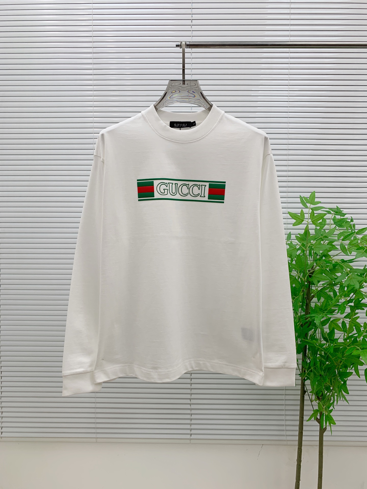 NO:532155,Guqi GUCCI high-end customization 2025 autumn and winter new model first launch counter latest long-sleeved base single wear 400 grams pure cotton heavy-industry concave and convex pattern design collar sleeve thread design high-end customization design avant-garde and fashionable design!  Brand logo heavy craft design, high-end customized 400g pure cotton fabric, soft feel, comfortable to wear, exquisite counter-level car line, fine workmanship, invincible and handsome upper body effect!  A must-have item for trendy men!  Number of code XS-L (OS version) Color black and white Size chart Bust length Shoulder width Sleeve length XS72 5550.560 S74 5752.560.5 M 76 5954.561.5 L78 6156.562,,gucci,alexander wang19860909古奇 GUCCI 高端定制 2025秋冬新款首发专柜最新款长袖打底单穿400克纯棉重工凹凸图案设计 领子袖子螺纹设计 高端订制 设计前卫时尚！品牌logo重工艺设计 高端定制400克纯棉面料.手感柔软.穿着舒适.专柜级别精致车线.做工精细.上身效果无敌帅气！潮男必备单品！ 码数XS-L（OS版型） 颜色黑白色 尺寸表 胸围衣长 肩宽 袖长 XS72 5550.560 S74 5752.560.5 M 76 5954.561.5 L78 6156.562,,gucci,alexander wang,Men's clothing