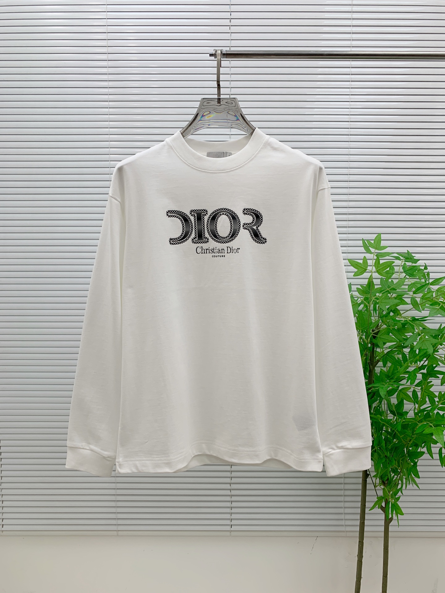 NO:532158,Dior DIOR high-end customization 2025 autumn and winter new model first launch counter latest long-sleeved base single wear 400 grams pure cotton heavy-industry concave and convex pattern design collar sleeve thread design high-end customization design avant-garde and fashionable design!  Brand logo heavy craft design, high-end customized 400g pure cotton fabric, soft feel, comfortable to wear, exquisite counter-level car line, fine workmanship, invincible and handsome upper body effect!  A must-have item for trendy men!  Number of code XS-L (OS version) Color black and white Size chart Bust length Shoulder width Sleeve length XS72 5550.560 S74 5752.560.5 M 76 5954.561.5 L78 6156.562,,dior,dior,alexander wang19860909迪奥 DIOR高端定制 2025秋冬新款首发专柜最新款长袖打底单穿400克纯棉重工凹凸图案设计 领子袖子螺纹设计 高端订制 设计前卫时尚！品牌logo重工艺设计 高端定制400克纯棉面料.手感柔软.穿着舒适.专柜级别精致车线.做工精细.上身效果无敌帅气！潮男必备单品！ 码数XS-L（OS版型） 颜色黑白色 尺寸表 胸围衣长 肩宽 袖长 XS72 5550.560 S74 5752.560.5 M 76 5954.561.5 L78 6156.562,,dior,dior,alexander wang,Men's clothing