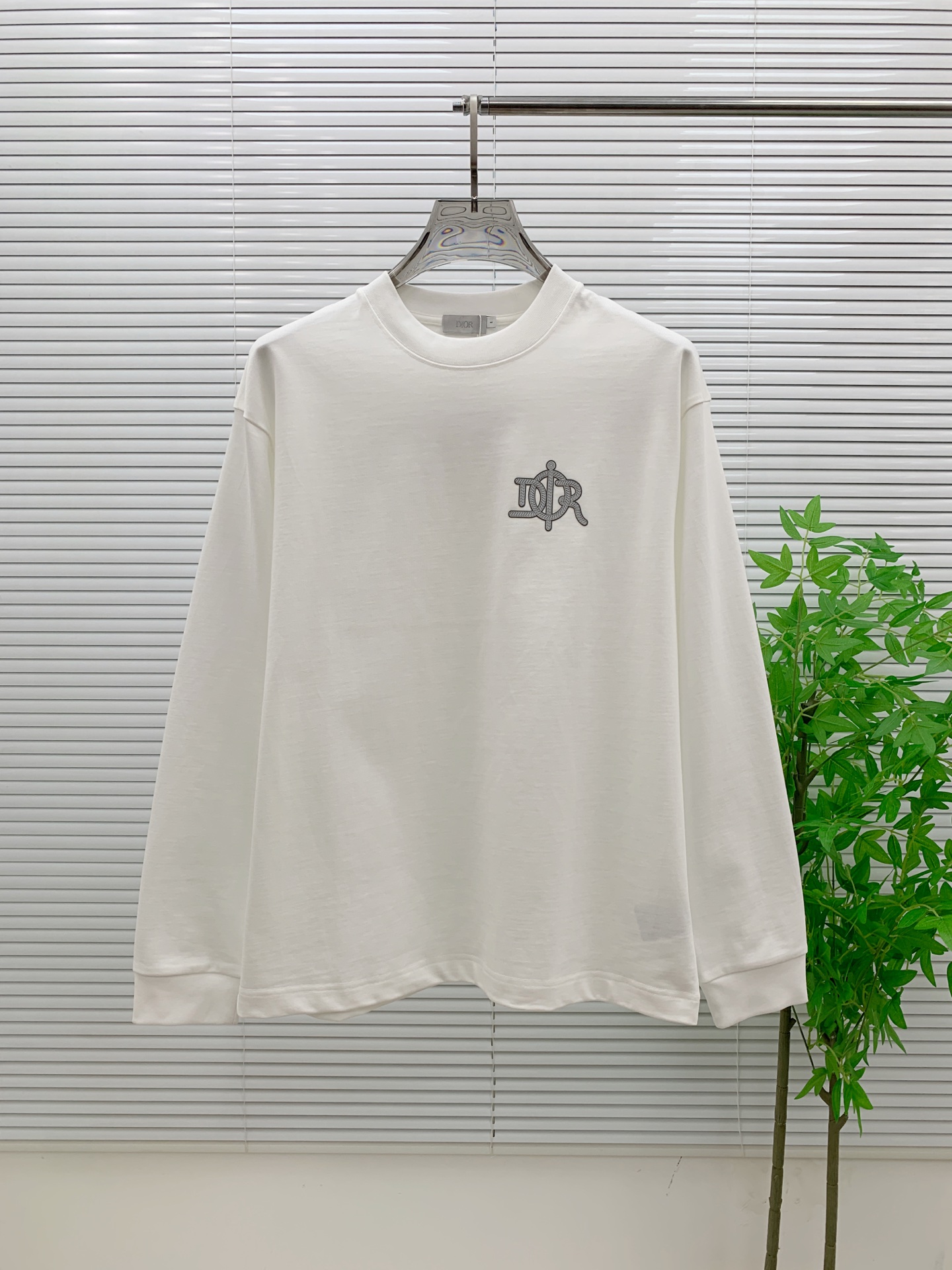 NO:532135,Dior DIOR high-end customization 2025 autumn and winter new model first launch counter latest long-sleeved base single wear 400 grams pure cotton heavy-industry concave and convex pattern design collar sleeve thread design high-end customization design avant-garde and fashionable design!  Brand logo heavy craft design, high-end customized 400g pure cotton fabric, soft feel, comfortable to wear, exquisite counter-level car line, fine workmanship, invincible and handsome upper body effect!  A must-have item for trendy men!  Number of code XS-L (OS version) Color black and white Size chart Bust length Shoulder width Sleeve length XS72 5550.560 S74 5752.560.5 M 76 5954.561.5 L78 6156.562,,dior,dior,alexander wang19860909迪奥 DIOR 高端定制 2025秋冬新款首发专柜最新款长袖打底单穿400克纯棉重工凹凸图案设计 领子袖子螺纹设计 高端订制 设计前卫时尚！品牌logo重工艺设计 高端定制400克纯棉面料.手感柔软.穿着舒适.专柜级别精致车线.做工精细.上身效果无敌帅气！潮男必备单品！ 码数XS-L（OS版型） 颜色黑白色 尺寸表 胸围衣长 肩宽 袖长 XS72 5550.560 S74 5752.560.5 M 76 5954.561.5 L78 6156.562,,dior,dior,alexander wang,Men's clothing