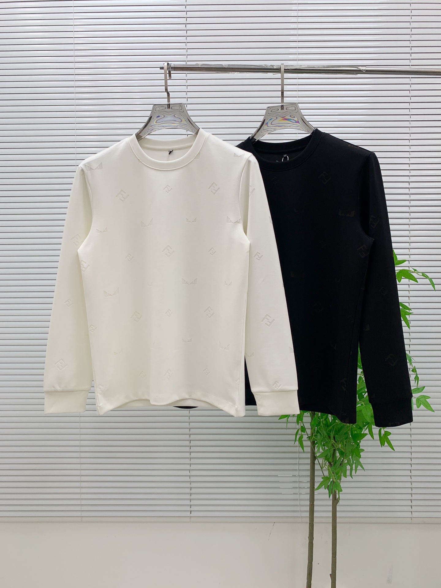 NO:530906,Fendi 25SS [New Product] The latest and most top version of exquisite craft round neck sweatshirt, the top quality counter original single pullover, the top production process imported fabric, the counter quality heavy industry embroidery design, using imported high-end customized fabrics, and the imported silk thread feels first-class!  The same style as men and women are on sale on the official website!  Complete three standards: M-3XL, fendi, hoodie, sweatshirts, alexander wang19860909芬迪25SS【新品】最新最顶级版本精美工艺圆领卫衣,最顶级的品质专柜原单套头衫,顶级制作工艺进口面料,专柜品质重工刺绣设计,采用进口高端订制面料,进口丝线手感一流！男女同款官网在售！三标齐全 码数M-3XL,,fendi,hoodie,sweatshirts,alexander wang,Men's clothing