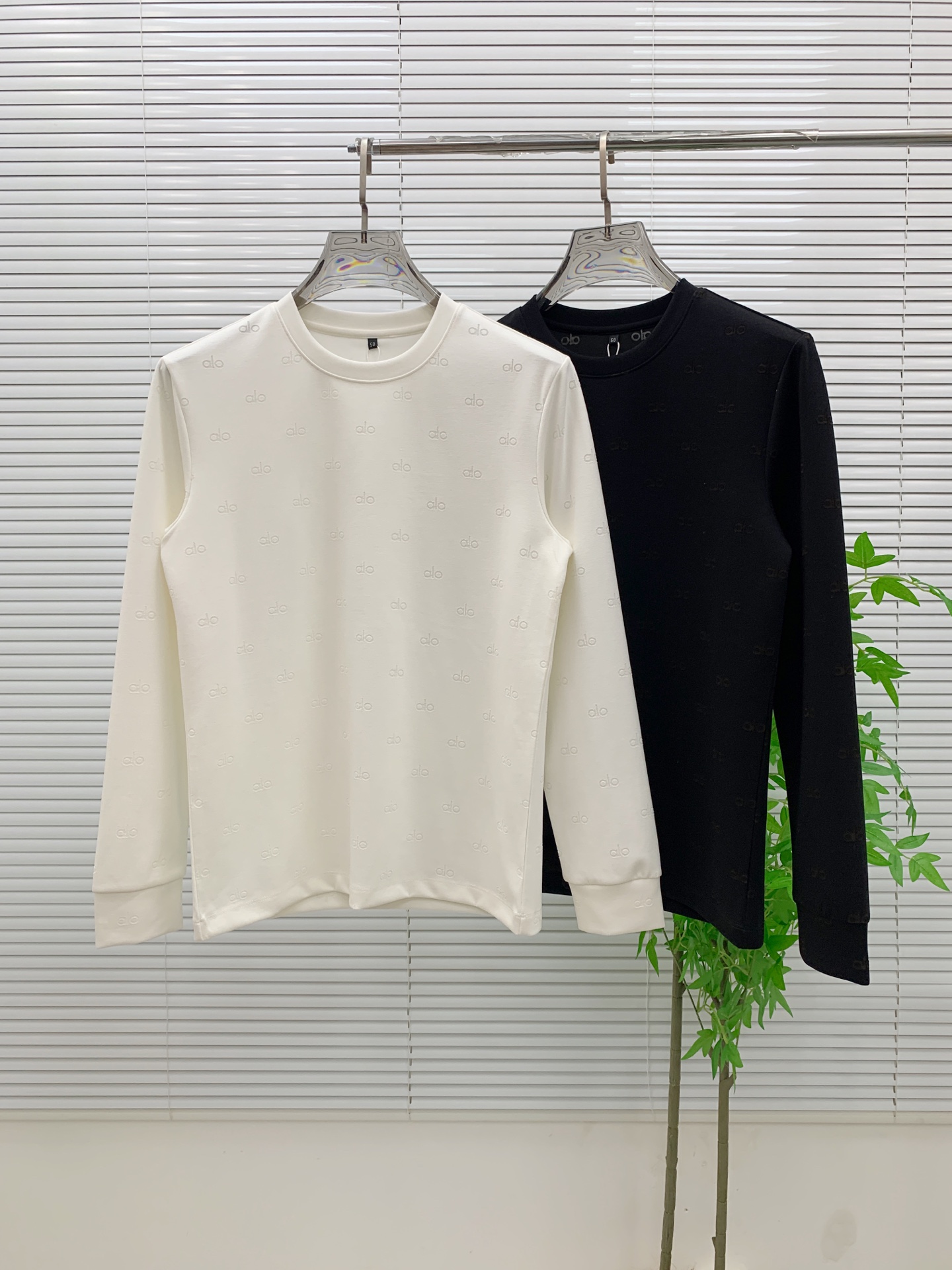 NO:530880,alo 25SS [New Product] The latest and most top version of exquisite craft round neck sweatshirt, the top quality counter original single pullover, the top production process imported fabric, the counter quality heavy industry embroidery design, using imported high-end customized fabric, and the imported silk thread feels first-class!  The same style as men and women are on sale on the official website!  Complete three standards, code number M-3XL, hoodie, sweatshirts, alexander wang19860909alo 25SS【新品】最新最顶级版本精美工艺圆领卫衣,最顶级的品质专柜原单套头衫,顶级制作工艺进口面料,专柜品质重工刺绣设计,采用进口高端订制面料,进口丝线手感一流！男女同款官网在售！三标齐全 码数M-3XL,,hoodie,sweatshirts,alexander wang,Men's clothing