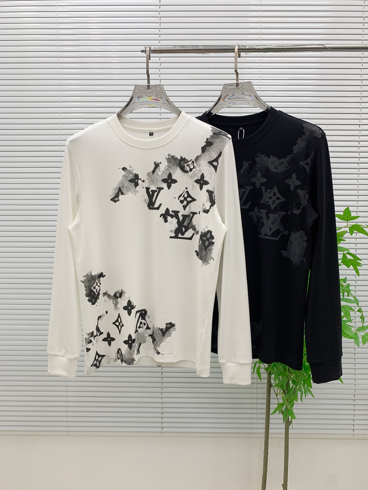 NO:530883,LV 25SS [New Product] The latest and most top version of exquisite craft round neck sweatshirt, the top quality counter original single pullover, the top production process imported fabric, the counter quality heavy industry embroidery design, using imported high-end customized fabric, and the imported silk thread feels first-class!  The same style as men and women are on sale on the official website!  Complete three standards, code number M-3XL, louis vuitton, hoodie, sweatshirts, alexander wang19860909LV 25SS【新品】最新最顶级版本精美工艺圆领卫衣,最顶级的品质专柜原单套头衫,顶级制作工艺进口面料,专柜品质重工刺绣设计,采用进口高端订制面料,进口丝线手感一流！男女同款官网在售！三标齐全 码数M-3XL,,louis vuitton,hoodie,sweatshirts,alexander wang,Men's clothing