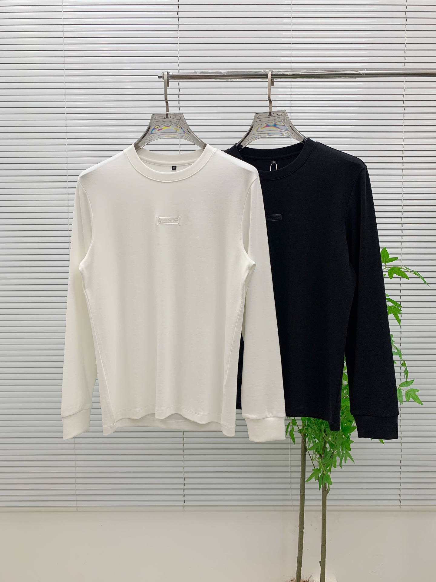 NO:530886,Dior 25SS [New Product] The latest and most top version of exquisite craft round neck sweatshirt, the top quality counter original single pullover, the top production process imported fabric, the counter quality heavy industry embroidery design, using imported high-end customized fabrics, and the imported silk thread feels first-class!  The same style as men and women are on sale on the official website!  Complete three standards, code number M-3XL, dior, hoodie, sweatshirts, alexander wang19860909迪奥25SS【新品】最新最顶级版本精美工艺圆领卫衣,最顶级的品质专柜原单套头衫,顶级制作工艺进口面料,专柜品质重工刺绣设计,采用进口高端订制面料,进口丝线手感一流！男女同款官网在售！三标齐全 码数M-3XL,,dior,hoodie,sweatshirts,alexander wang,Men's clothing