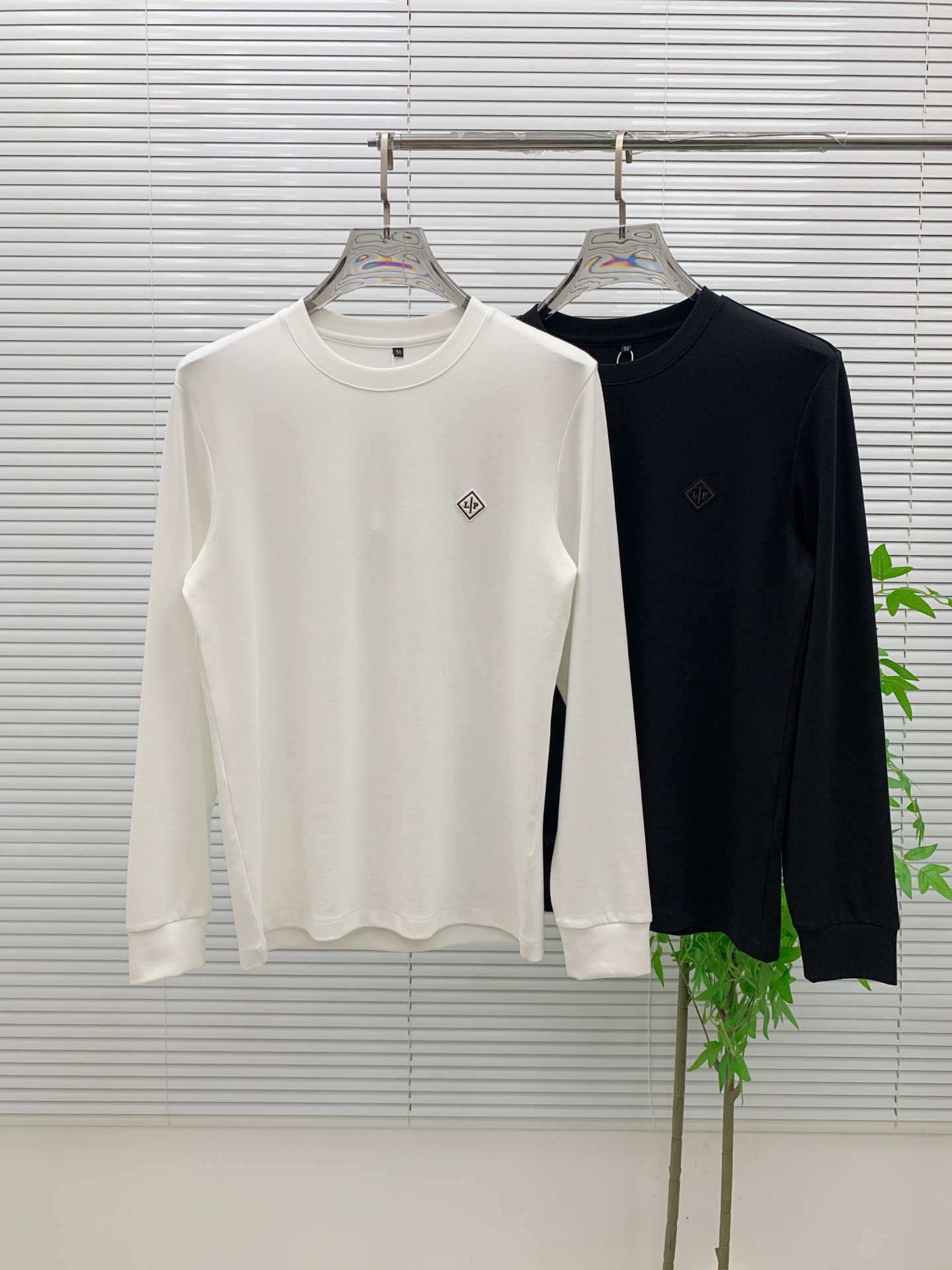 NO:530889,LSS [New Product] The latest and most top version of exquisite craft round neck sweatshirt, the top quality counter original single pullover, the top production process imported fabric, the counter quality heavy industry embroidery design, using imported high-end customized fabric, and the imported silk thread feels first-class!  The same style as men and women are on sale on the official website!  Complete three standards, code number M-3XL, hoodie, sweatshirts, alexander wang19860909LSS【新品】最新最顶级版本精美工艺圆领卫衣,最顶级的品质专柜原单套头衫,顶级制作工艺进口面料,专柜品质重工刺绣设计,采用进口高端订制面料,进口丝线手感一流！男女同款官网在售！三标齐全 码数M-3XL,,hoodie,sweatshirts,alexander wang,Men's clothing