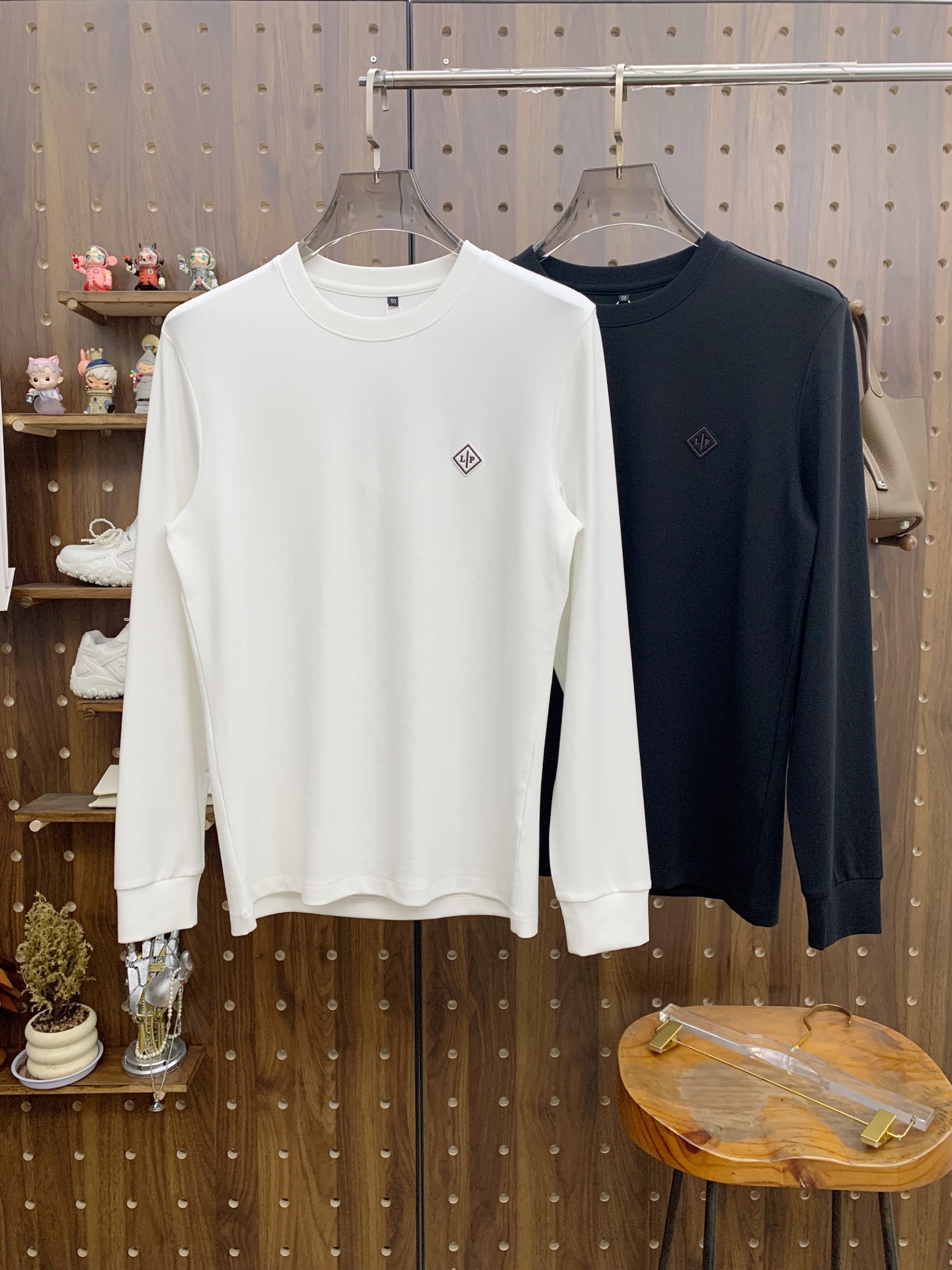 NO:571977,LSS [New Product] The latest and top version of exquisite craftsmanship round neck sweatshirt, top quality counter original pullover, top quality imported fabrics, counter quality heavy embroidery design, imported high-end custom fabrics, imported silk threads with first-class feel!  The same styles for men and women are on sale on the official website!  Three complete standards, size M-3XL, hoodie, sweatshirts, alexander wang19860909LSS【新品】最新最顶级版本精美工艺圆领卫衣,最顶级的品质专柜原单套头衫,顶级制作工艺进口面料,专柜品质重工刺绣设计,采用进口高端订制面料,进口丝线手感一流！男女同款官网在售！三标齐全 码数M-3XL,,hoodie,sweatshirts,alexander wang,Men's clothing