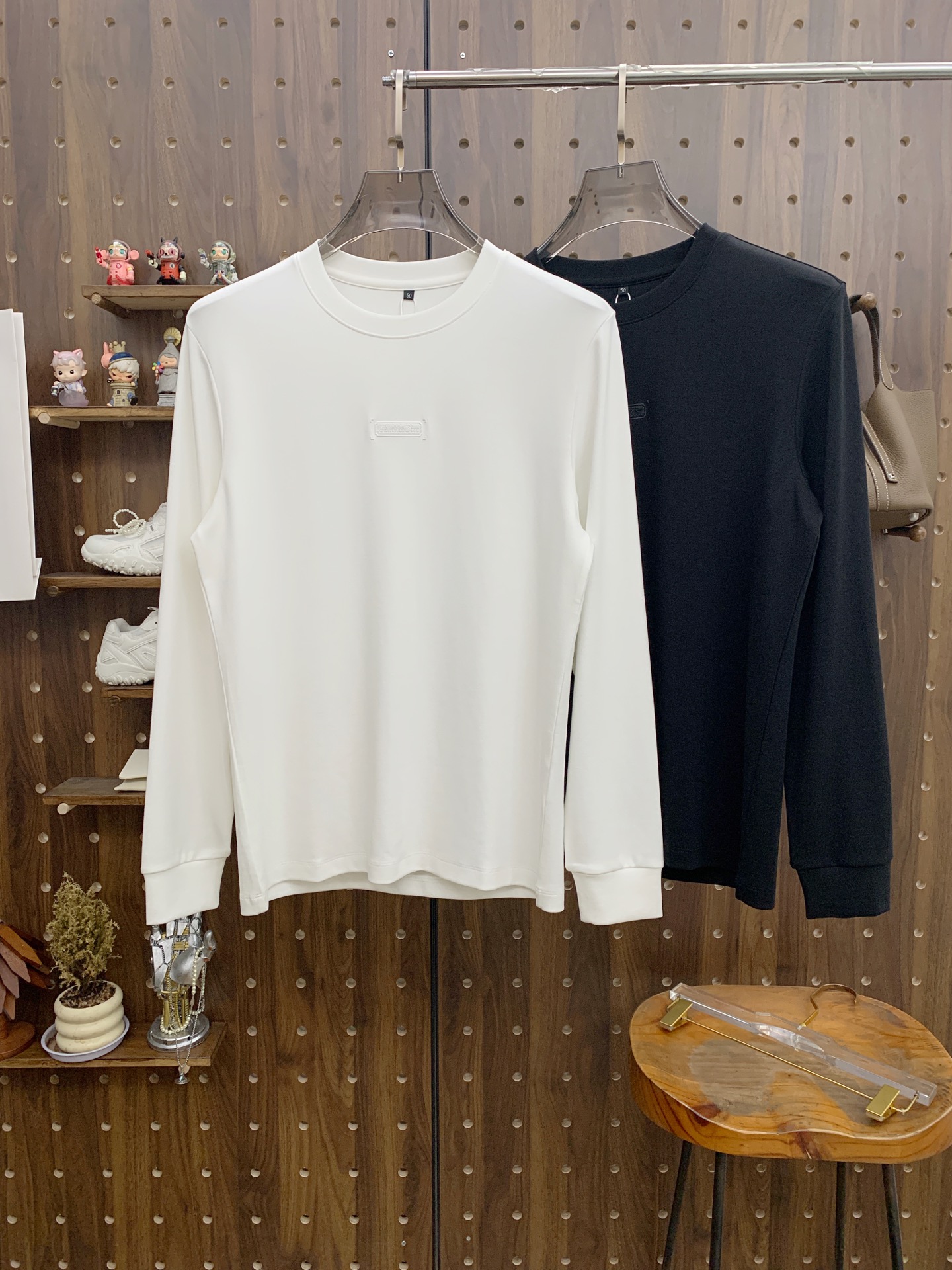 NO:571979,Dior 25SS [New Product] The latest and top version of exquisite craftsmanship round neck sweatshirt, top quality counter original pullover, top quality imported fabrics, counter quality heavy embroidery design, imported high-end custom fabrics, imported silk threads with first-class feel!  The same styles for men and women are on sale on the official website!  Three complete standards, size M-3XL, dior, hoodie, sweatshirts, alexander wang19860909迪奥25SS【新品】最新最顶级版本精美工艺圆领卫衣,最顶级的品质专柜原单套头衫,顶级制作工艺进口面料,专柜品质重工刺绣设计,采用进口高端订制面料,进口丝线手感一流！男女同款官网在售！三标齐全 码数M-3XL,,dior,hoodie,sweatshirts,alexander wang,Men's clothing