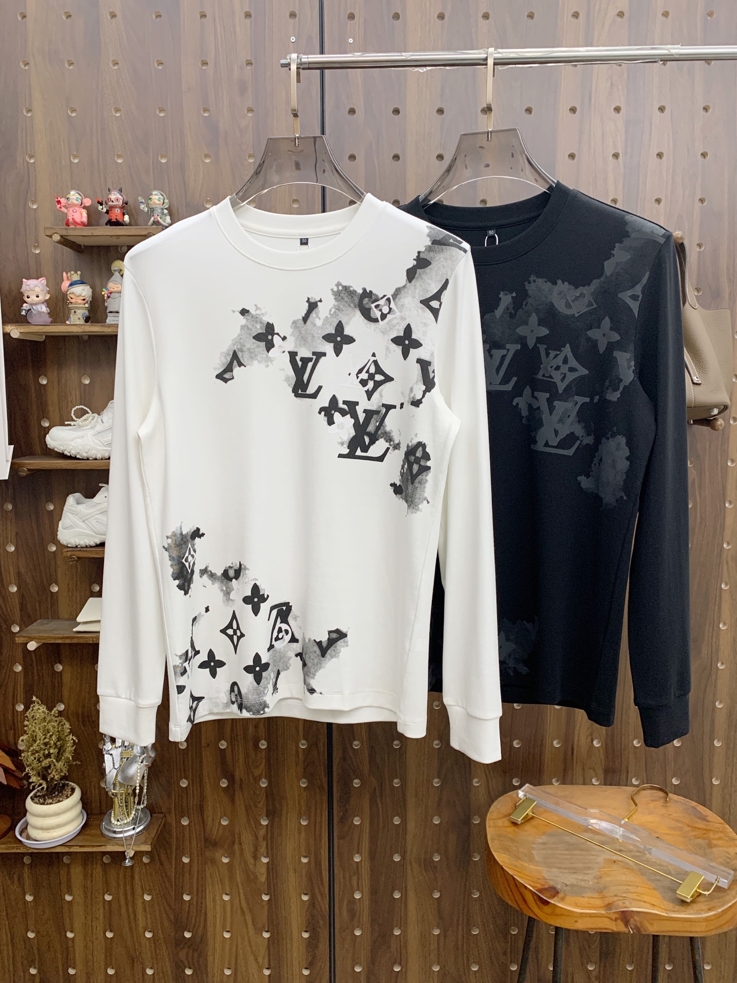 NO:571983,LV 25SS [New Product] The latest and top version of exquisite craftsmanship round neck sweatshirt, top quality counter original pullover, top quality imported fabrics, counter quality heavy embroidery design, imported high-end custom fabrics, imported silk threads with first-class feel!  The same styles for men and women are on sale on the official website!  Three complete standards, size M-3XL, Louis Vuitton, hoodie, sweatshirts, alexander wang19860909LV 25SS【新品】最新最顶级版本精美工艺圆领卫衣,最顶级的品质专柜原单套头衫,顶级制作工艺进口面料,专柜品质重工刺绣设计,采用进口高端订制面料,进口丝线手感一流！男女同款官网在售！三标齐全 码数M-3XL,,louis vuitton,hoodie,sweatshirts,alexander wang,Men's clothing