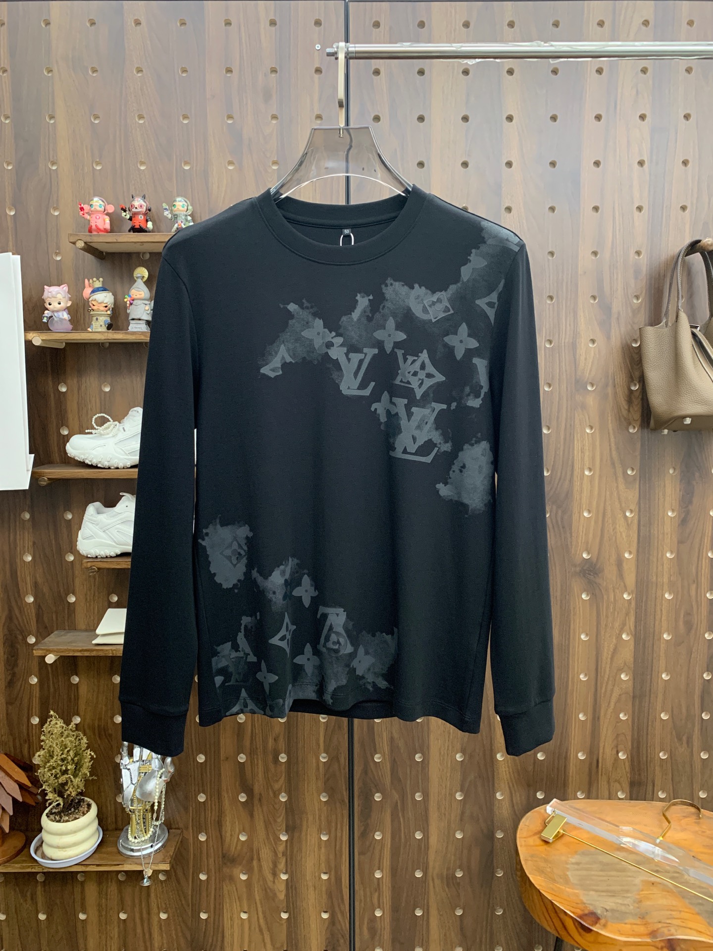 NO:571981,LV25SS [New product] The latest and top version of exquisitely crafted round-neck sweatshirt, top quality counter original pullover, top quality imported fabrics, counter quality heavy embroidery design, imported high-end custom fabrics, imported silk threads with first-class feel!  The same styles for men and women are on sale on the official website!  Three complete standards, size M-3XL, Louis Vuitton, hoodie, sweatshirts, alexander wang19860909LV25SS【新品】最新最顶级版本精美工艺圆领卫衣,最顶级的品质专柜原单套头衫,顶级制作工艺进口面料,专柜品质重工刺绣设计,采用进口高端订制面料,进口丝线手感一流！男女同款官网在售！三标齐全 码数M-3XL,,louis vuitton,hoodie,sweatshirts,alexander wang,Men's clothing