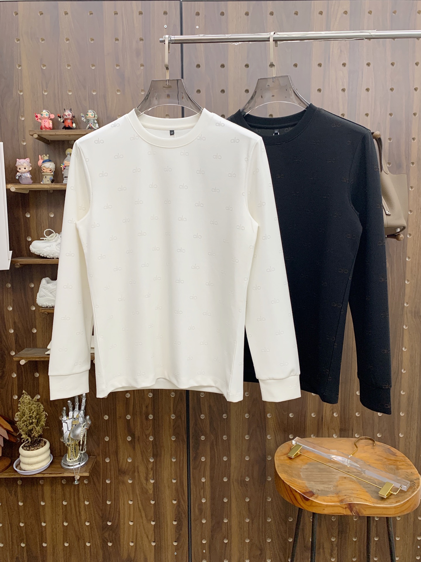 NO:571985,alo 25SS [New product] The latest and top version of exquisitely crafted round-neck sweatshirt, top quality counter original pullover, top quality imported fabrics, counter quality heavy embroidery design, imported high-end custom fabrics, imported silk threads with first-class feel!  The same styles for men and women are on sale on the official website!  Three complete standards, size M-3XL, hoodie, sweatshirts, alexander wang19860909alo 25SS【新品】最新最顶级版本精美工艺圆领卫衣,最顶级的品质专柜原单套头衫,顶级制作工艺进口面料,专柜品质重工刺绣设计,采用进口高端订制面料,进口丝线手感一流！男女同款官网在售！三标齐全 码数M-3XL,,hoodie,sweatshirts,alexander wang,Men's clothing