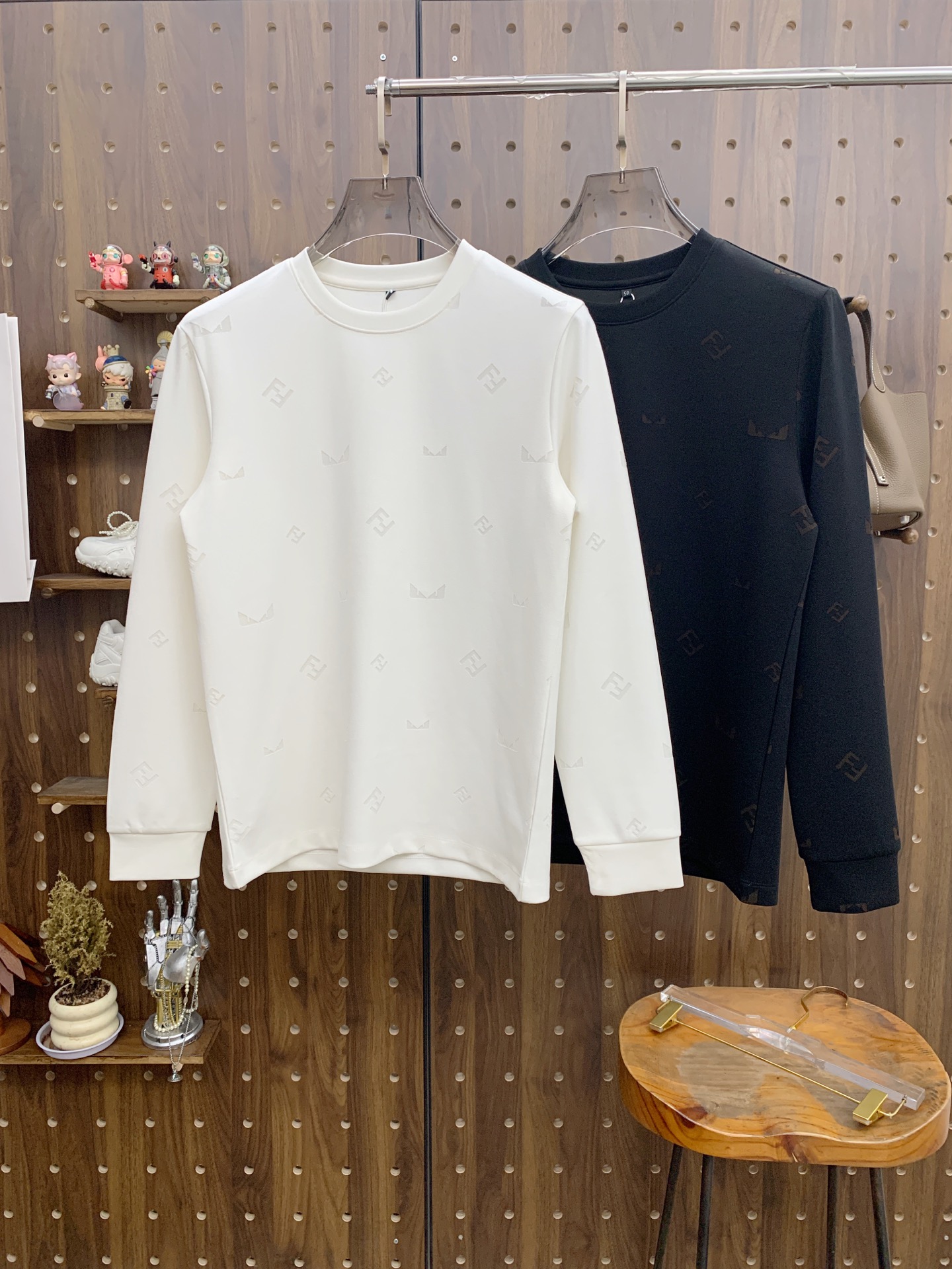 NO:571987,Fendi 25SS [New Product] The latest and top version of exquisite craftsmanship round neck sweatshirt, top quality counter original pullover, top quality imported fabrics, counter quality heavy embroidery design, imported high-end custom fabrics, imported silk threads with first-class feel!  The same styles for men and women are on sale on the official website!  Three complete standards, size M-3XL, fendi, hoodie, sweatshirts, alexander wang19860909芬迪25SS【新品】最新最顶级版本精美工艺圆领卫衣,最顶级的品质专柜原单套头衫,顶级制作工艺进口面料,专柜品质重工刺绣设计,采用进口高端订制面料,进口丝线手感一流！男女同款官网在售！三标齐全 码数M-3XL,,fendi,hoodie,sweatshirts,alexander wang,Men's clothing