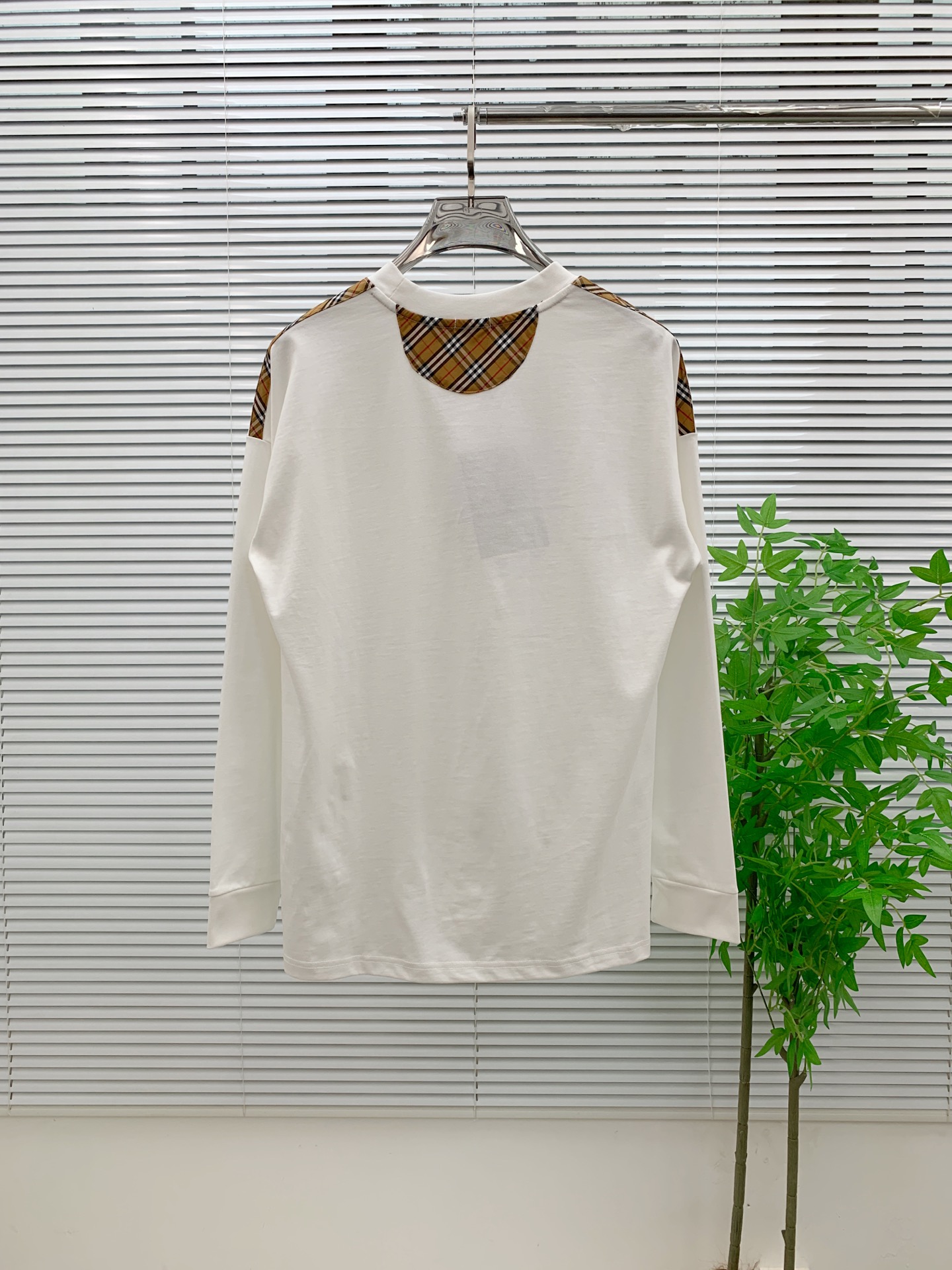 P巴宝莉25ss秋季【新品】新款贸易订单圆领长袖打底衫长袖T恤网红款！上身舒适透气，不僵硬，整体有着丰富