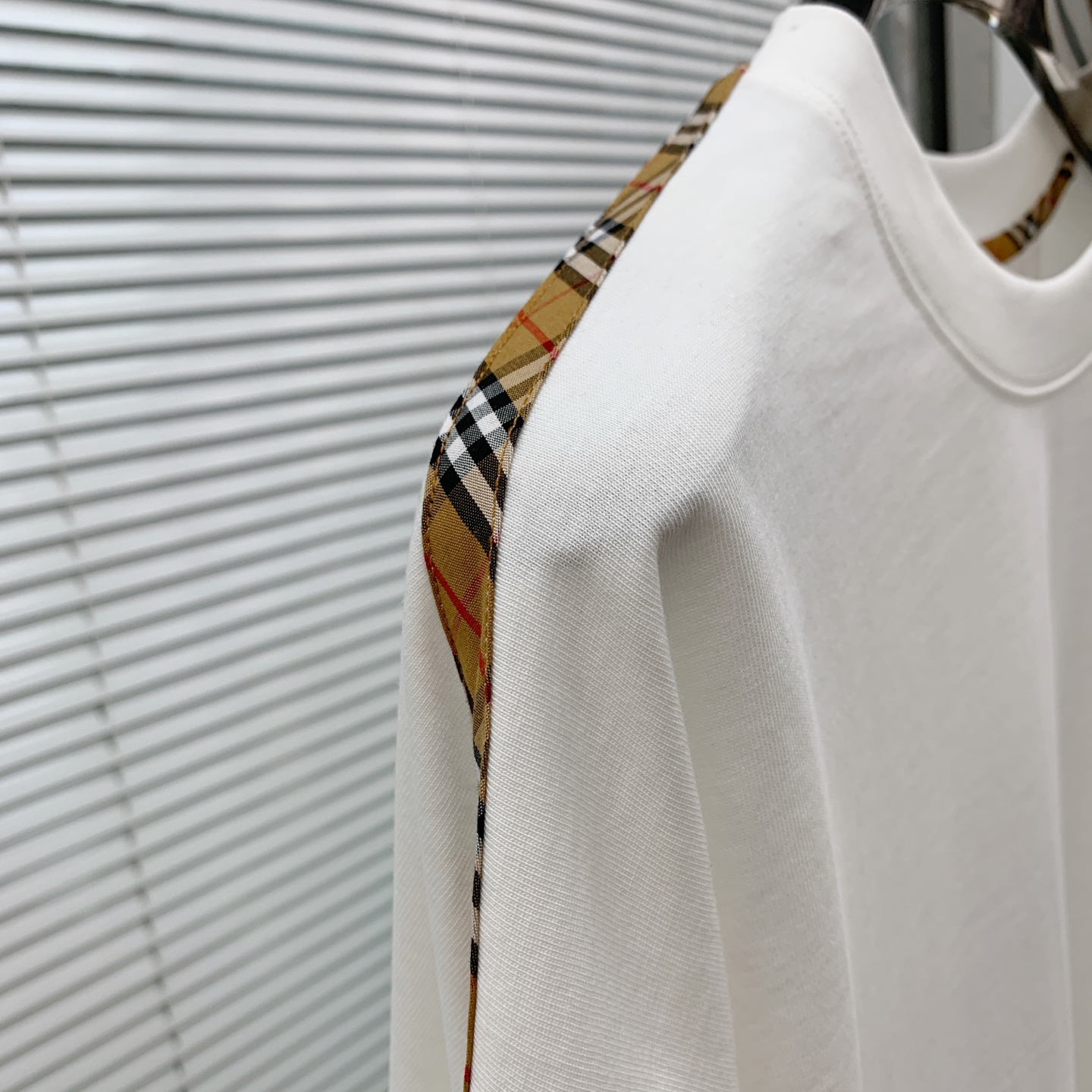 P巴宝莉25ss秋季【新品】新款贸易订单圆领长袖打底衫长袖T恤网红款！上身舒适透气，不僵硬，整体有着丰富