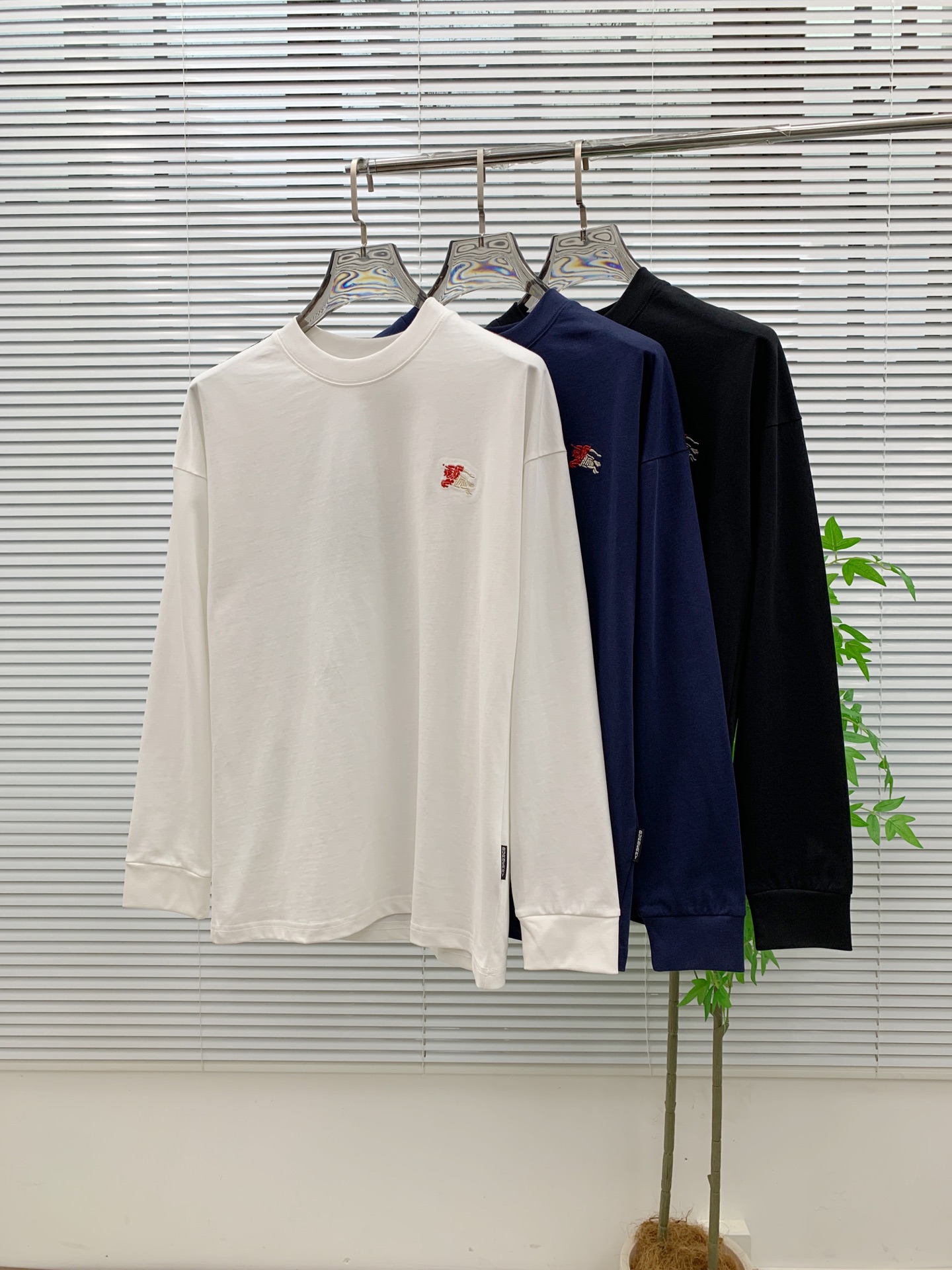 P巴宝莉25ss秋季【新品】新款贸易订单圆领长袖打底衫长袖T恤网红款！上身舒适透气，不僵硬，整体有着丰富