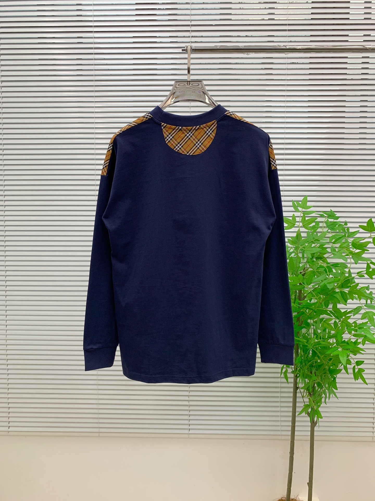 P巴宝莉25ss秋季【新品】新款贸易订单圆领长袖打底衫长袖T恤网红款！上身舒适透气，不僵硬，整体有着丰富