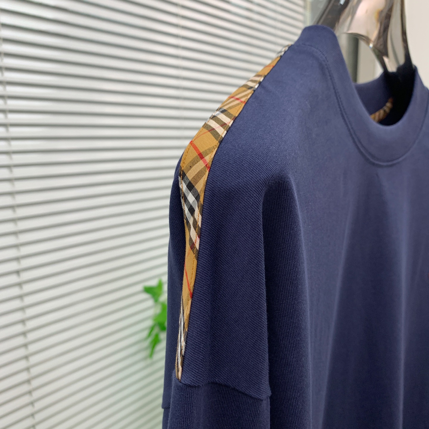 P巴宝莉25ss秋季【新品】新款贸易订单圆领长袖打底衫长袖T恤网红款！上身舒适透气，不僵硬，整体有着丰富