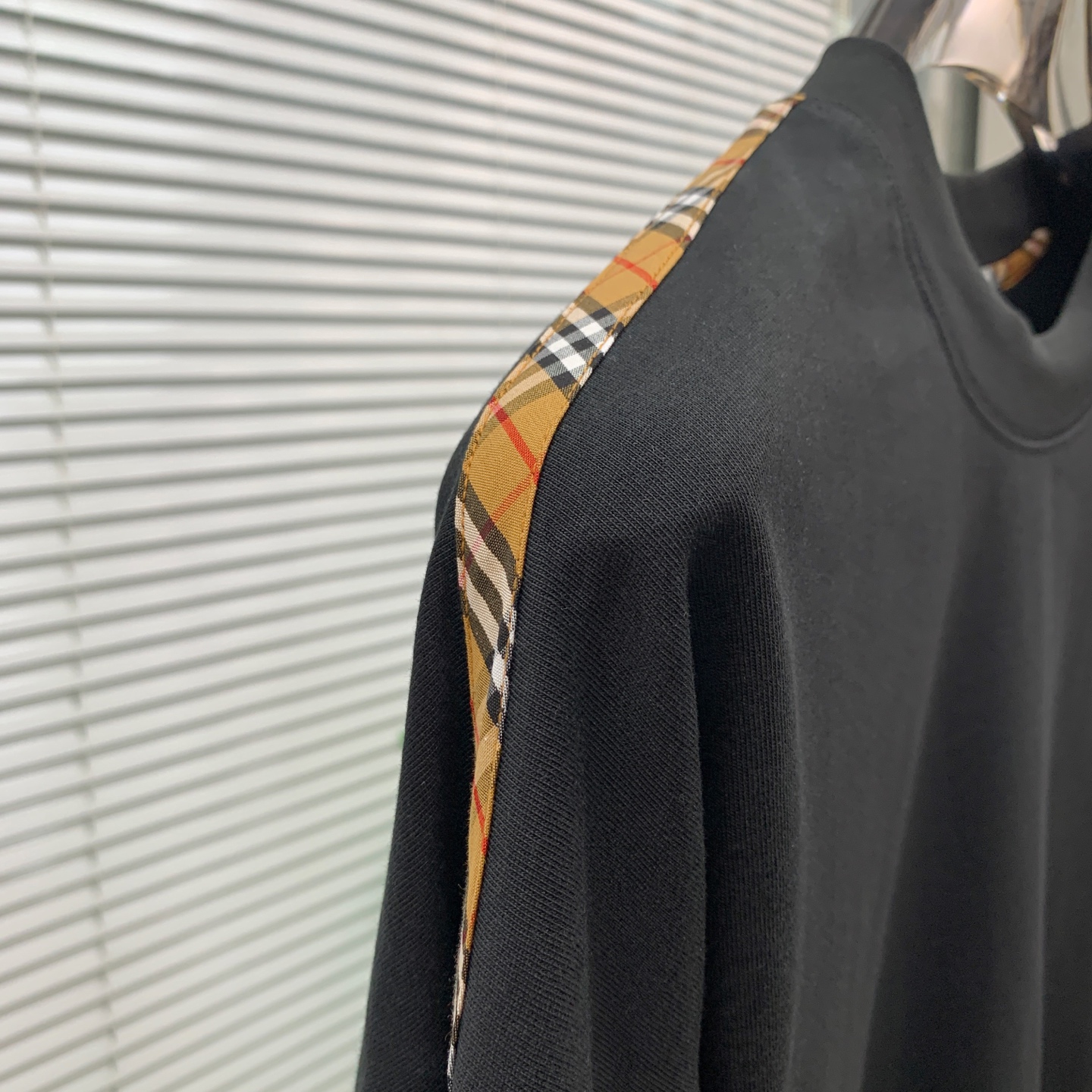 P巴宝莉25ss秋季【新品】新款贸易订单圆领长袖打底衫长袖T恤网红款！上身舒适透气，不僵硬，整体有着丰富