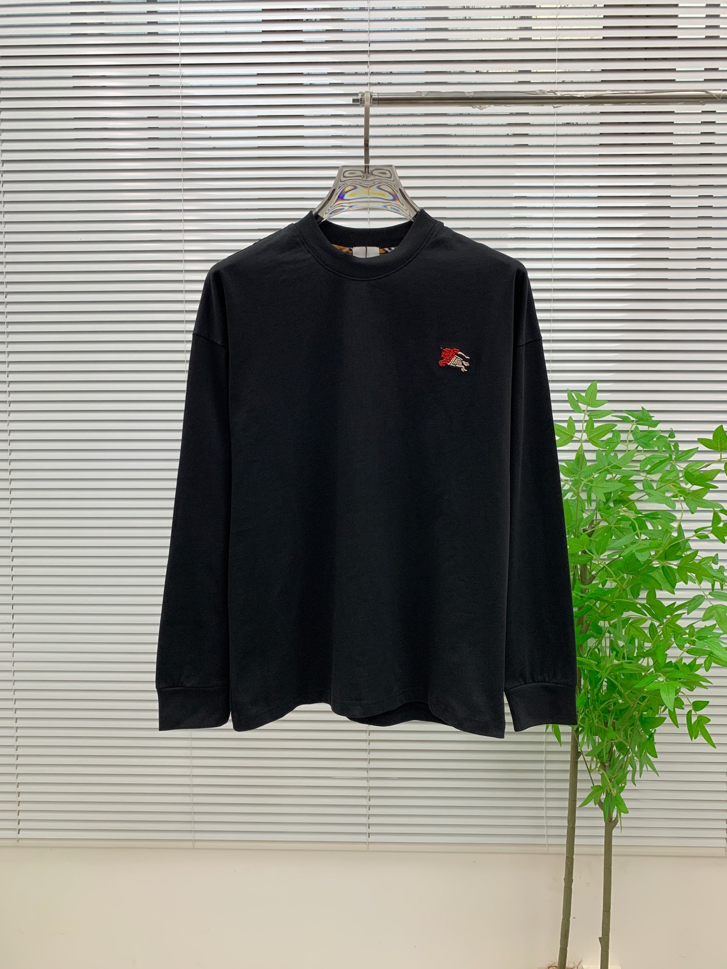 P巴宝莉25ss秋季【新品】新款贸易订单圆领长袖打底衫长袖T恤网红款！上身舒适透气，不僵硬，整体有着丰富