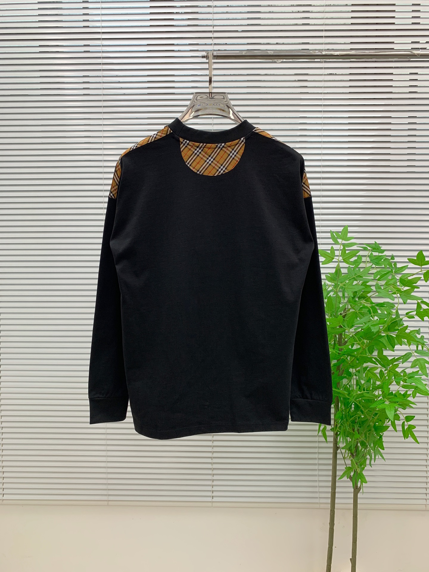 P巴宝莉25ss秋季【新品】新款贸易订单圆领长袖打底衫长袖T恤网红款！上身舒适透气，不僵硬，整体有着丰富