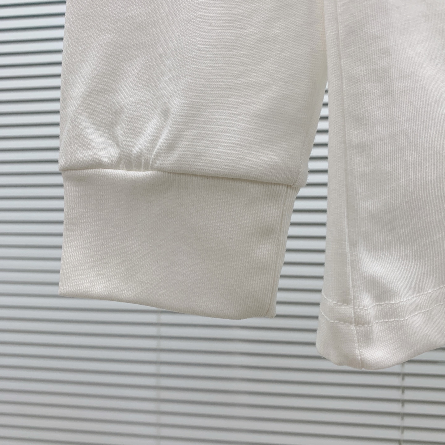 P芬迪25ss秋季【新品】新款贸易订单圆领长袖打底衫长袖T恤网红款！上身舒适透气，不僵硬，整体有着丰富的