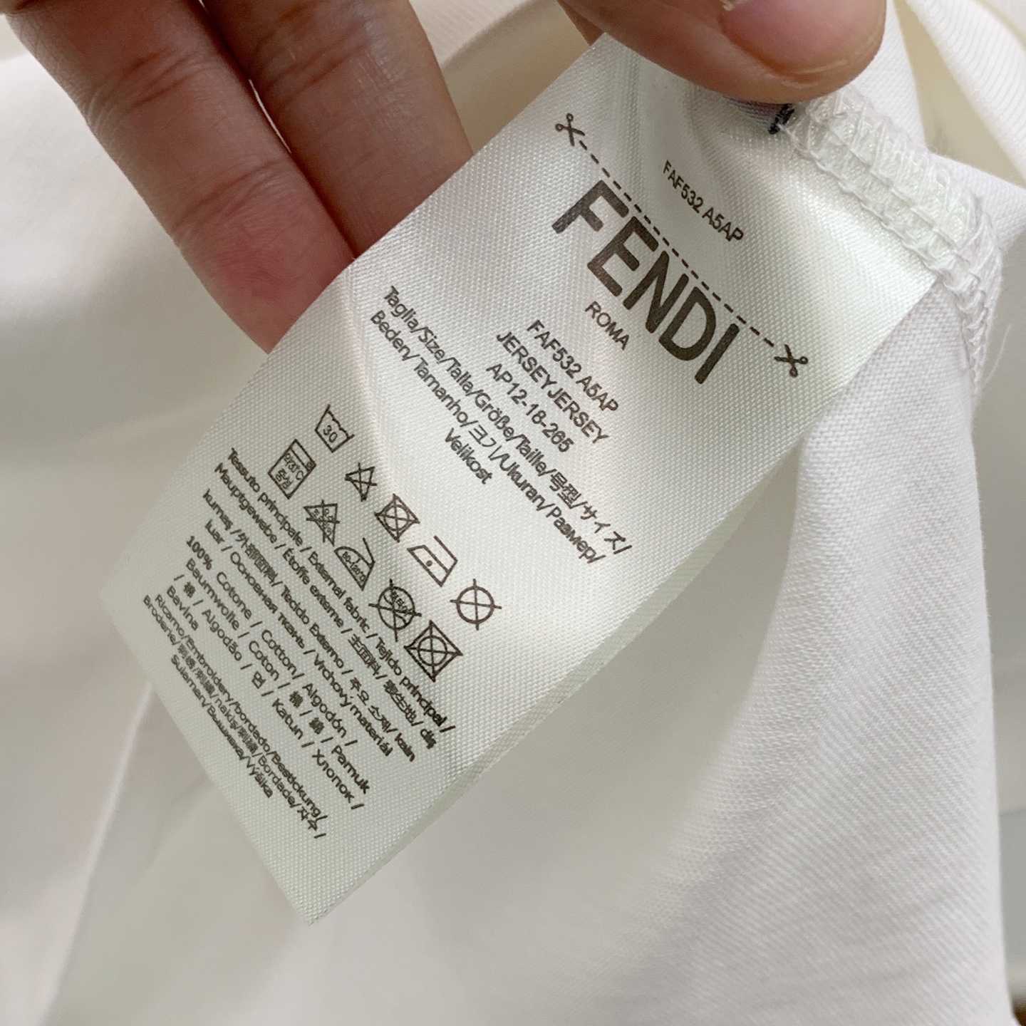 P芬迪25ss秋季【新品】新款贸易订单圆领长袖打底衫长袖T恤网红款！上身舒适透气，不僵硬，整体有着丰富的