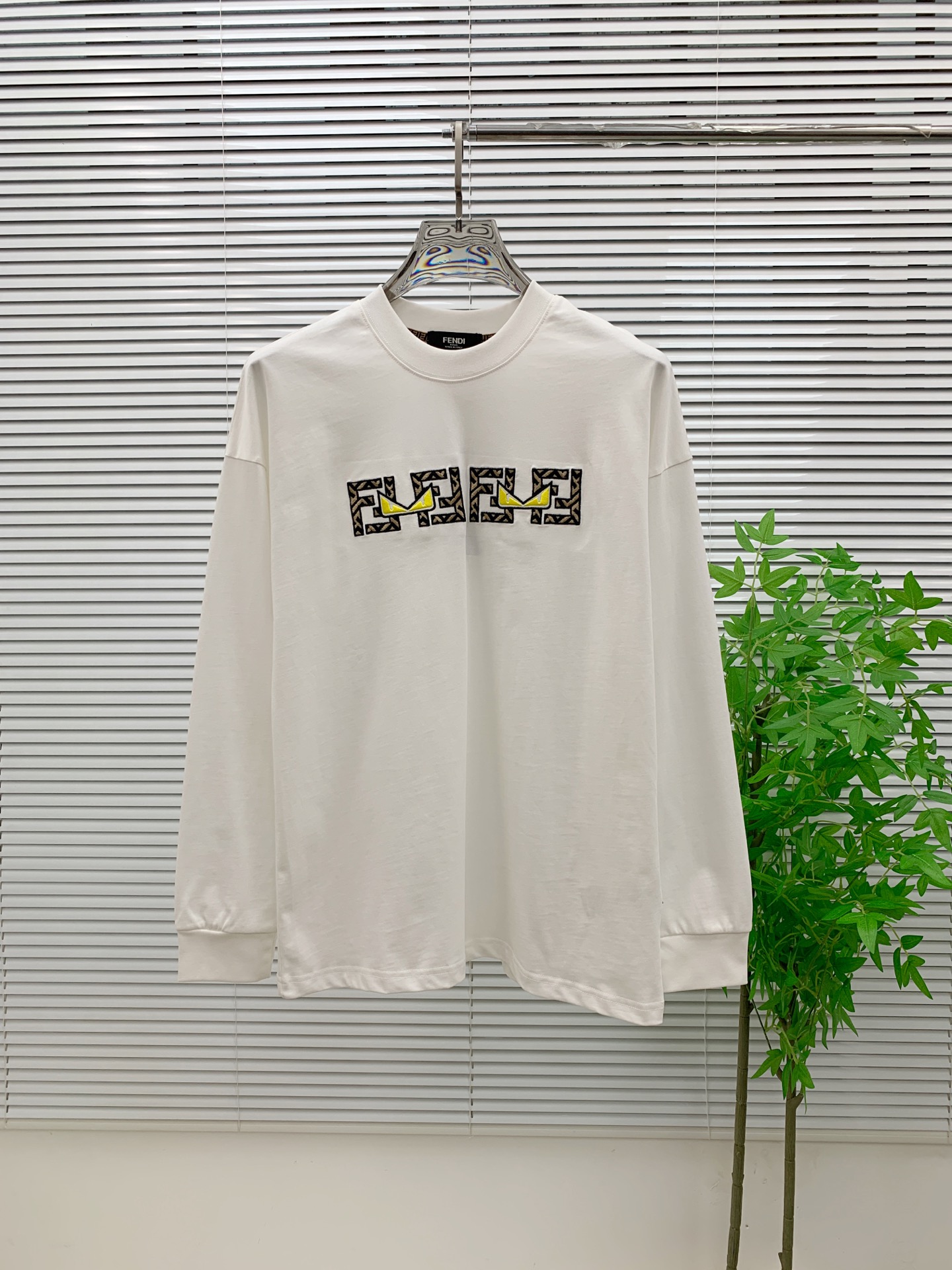 P芬迪25ss秋季【新品】新款贸易订单圆领长袖打底衫长袖T恤网红款！上身舒适透气，不僵硬，整体有着丰富的