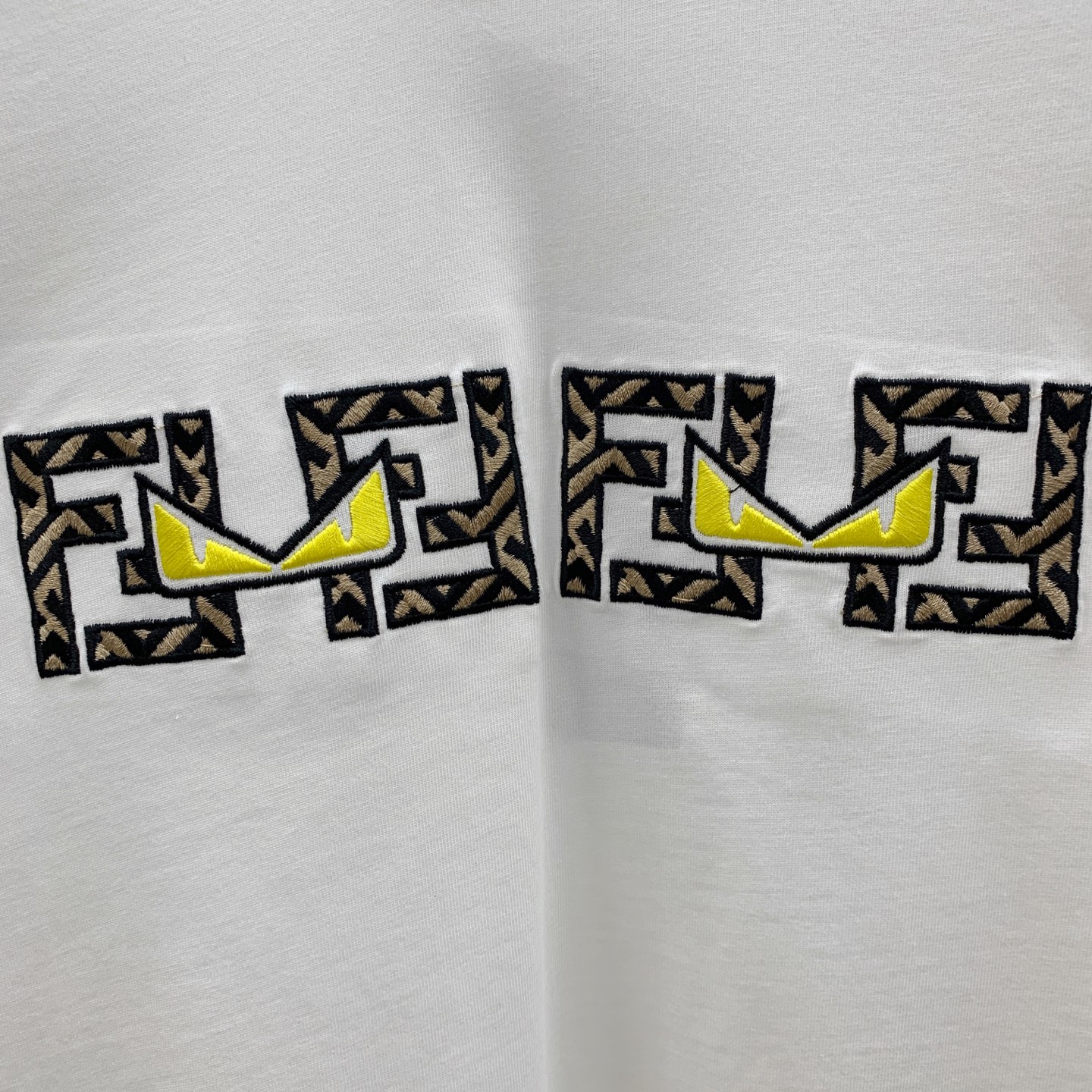 P芬迪25ss秋季【新品】新款贸易订单圆领长袖打底衫长袖T恤网红款！上身舒适透气，不僵硬，整体有着丰富的