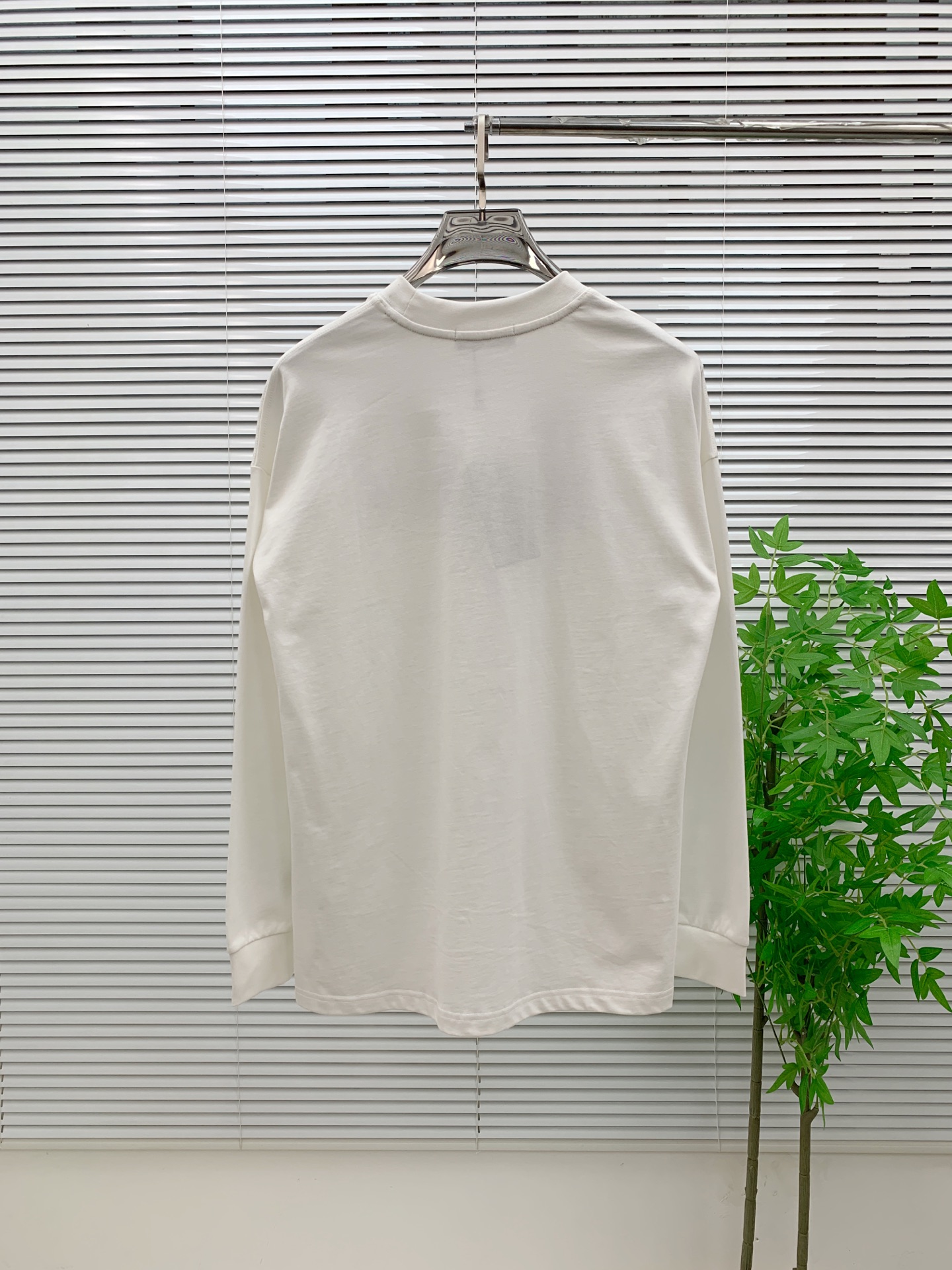 P芬迪25ss秋季【新品】新款贸易订单圆领长袖打底衫长袖T恤网红款！上身舒适透气，不僵硬，整体有着丰富的