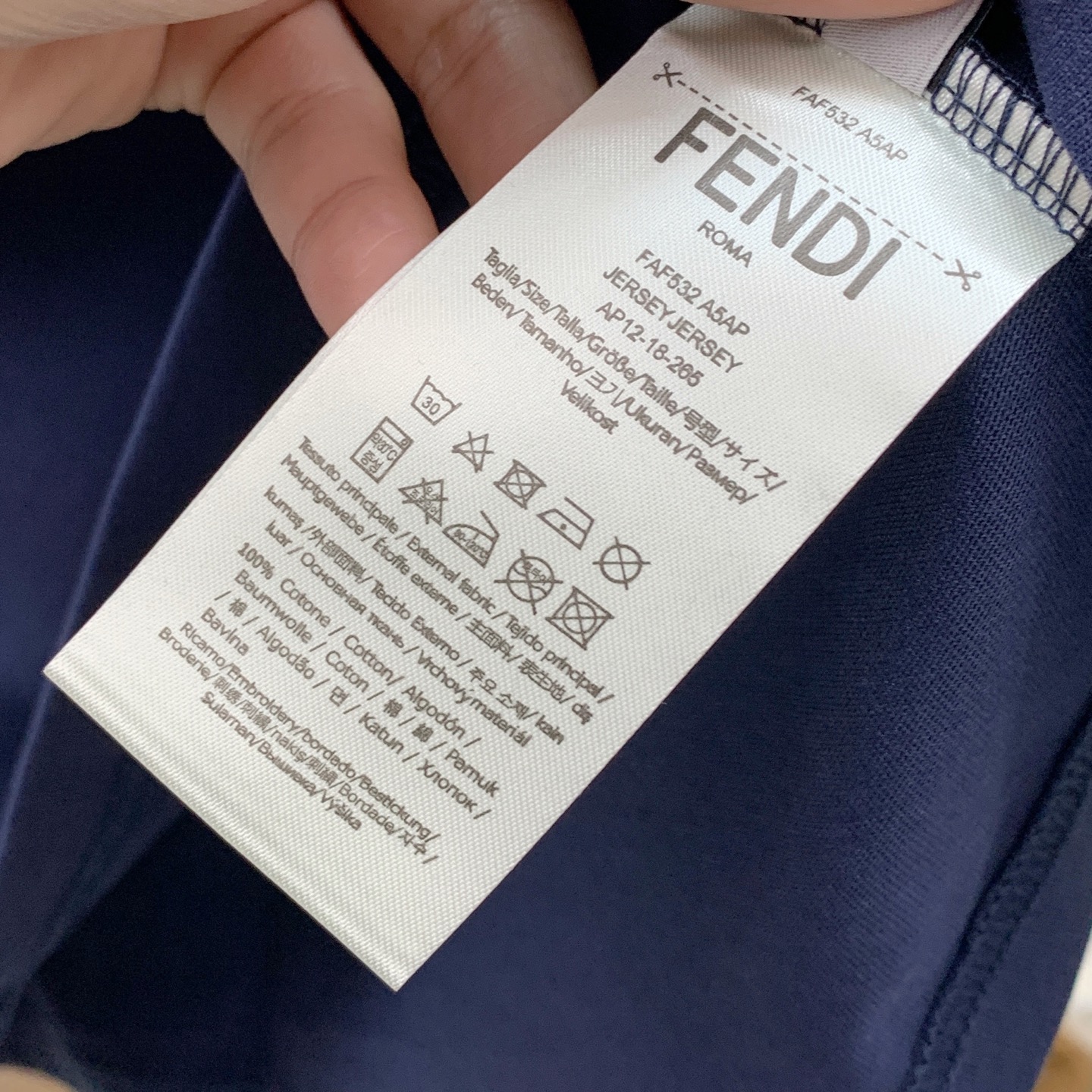 P芬迪25ss秋季【新品】新款贸易订单圆领长袖打底衫长袖T恤网红款！上身舒适透气，不僵硬，整体有着丰富的