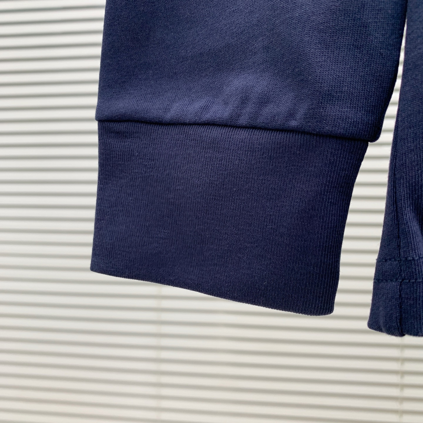 P芬迪25ss秋季【新品】新款贸易订单圆领长袖打底衫长袖T恤网红款！上身舒适透气，不僵硬，整体有着丰富的