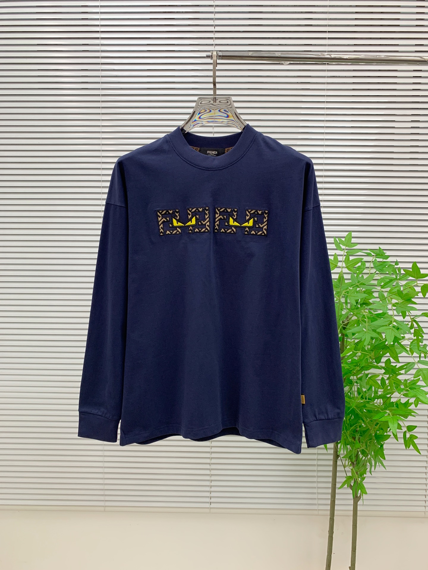 P芬迪25ss秋季【新品】新款贸易订单圆领长袖打底衫长袖T恤网红款！上身舒适透气，不僵硬，整体有着丰富的