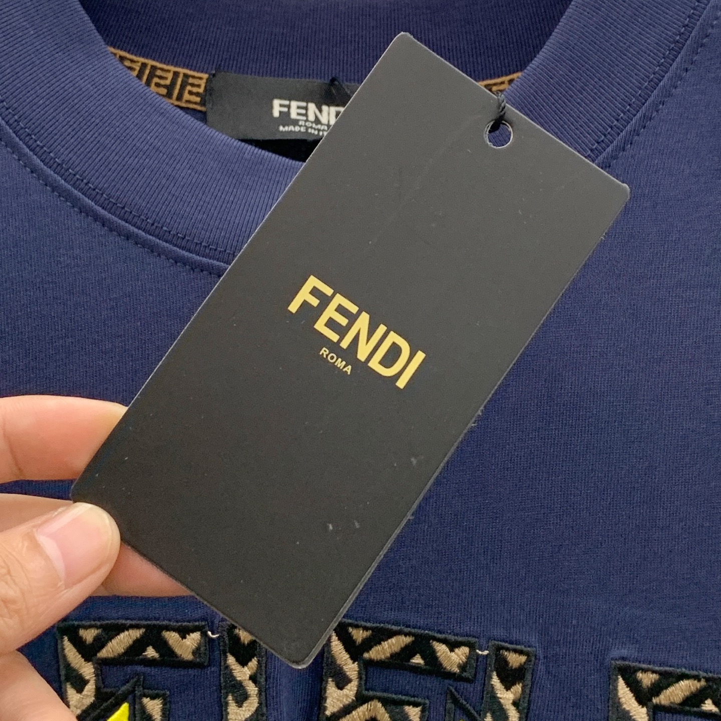 P芬迪25ss秋季【新品】新款贸易订单圆领长袖打底衫长袖T恤网红款！上身舒适透气，不僵硬，整体有着丰富的