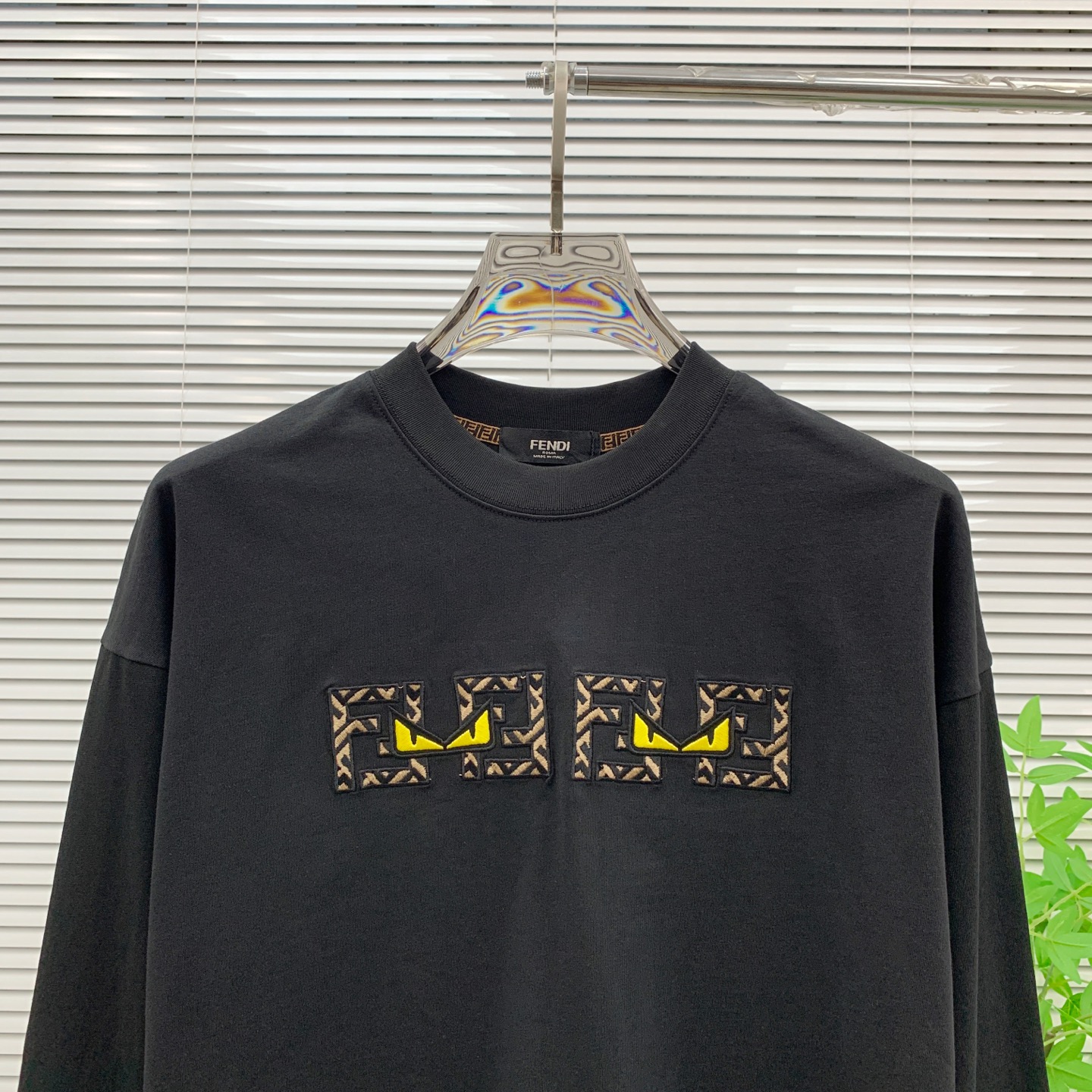 P芬迪25ss秋季【新品】新款贸易订单圆领长袖打底衫长袖T恤网红款！上身舒适透气，不僵硬，整体有着丰富的