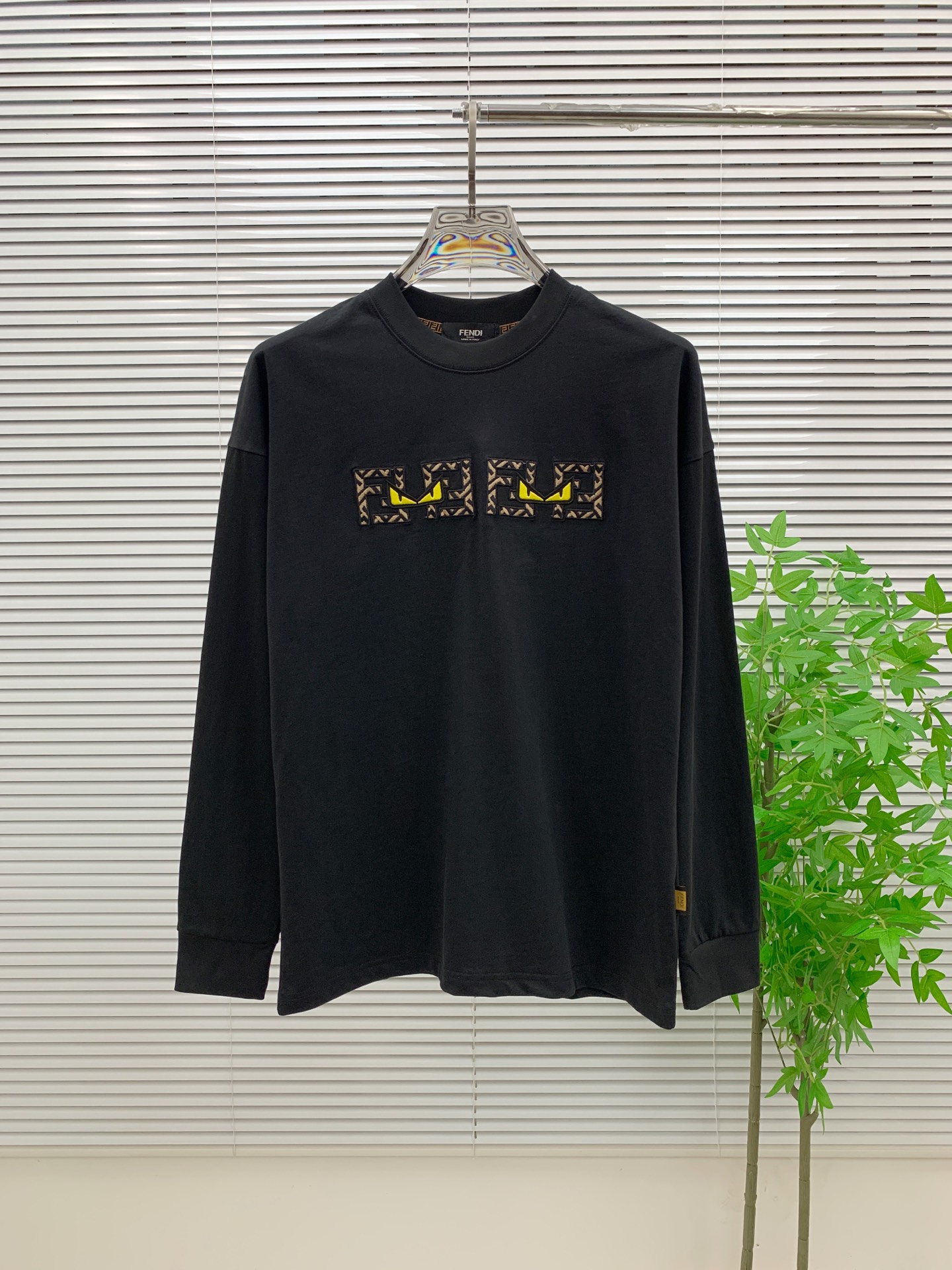 P芬迪25ss秋季【新品】新款贸易订单圆领长袖打底衫长袖T恤网红款！上身舒适透气，不僵硬，整体有着丰富的