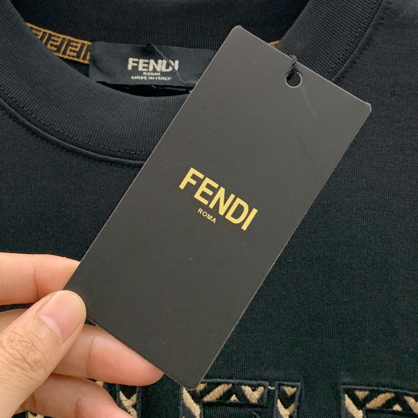 P芬迪25ss秋季【新品】新款贸易订单圆领长袖打底衫长袖T恤网红款！上身舒适透气，不僵硬，整体有着丰富的