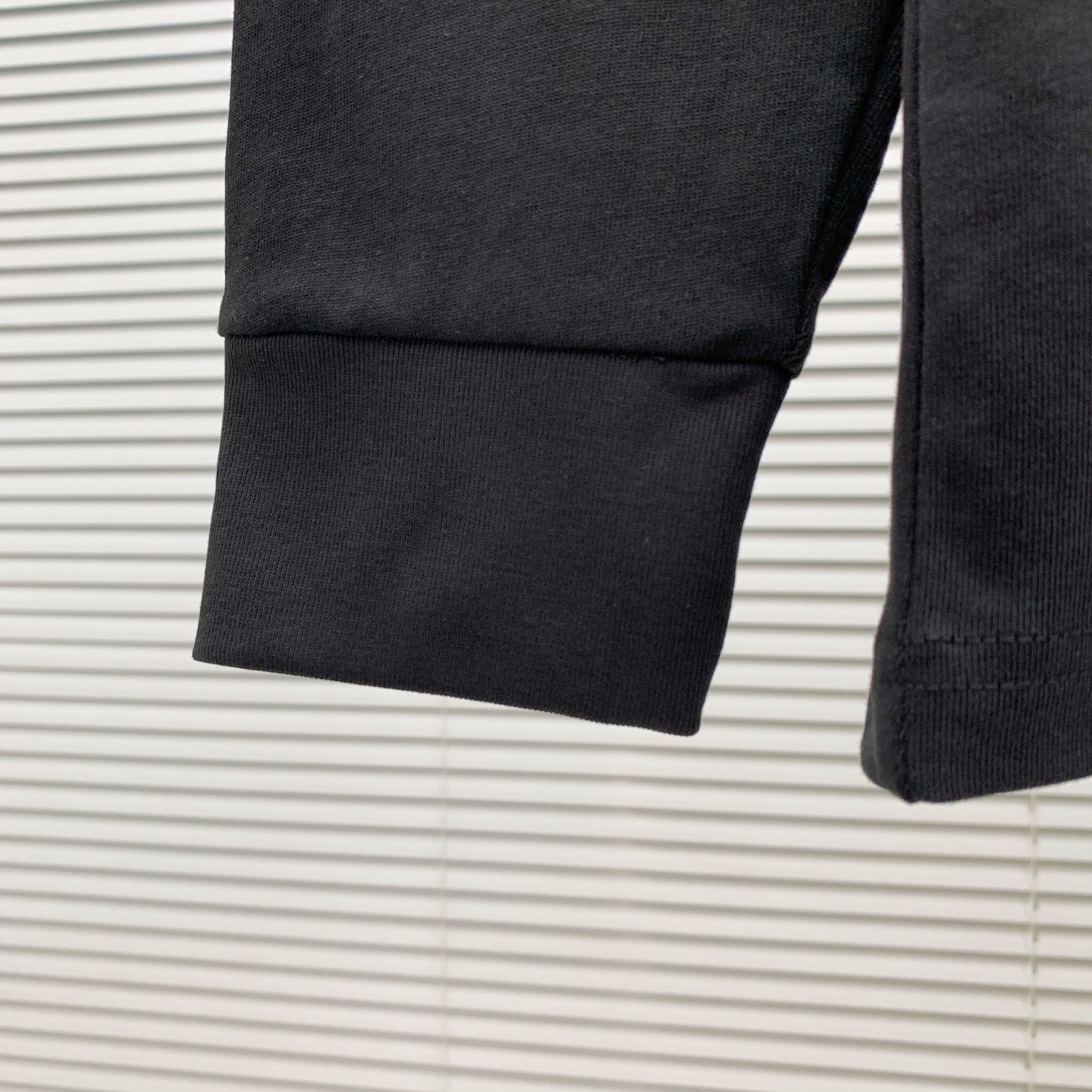 P芬迪25ss秋季【新品】新款贸易订单圆领长袖打底衫长袖T恤网红款！上身舒适透气，不僵硬，整体有着丰富的