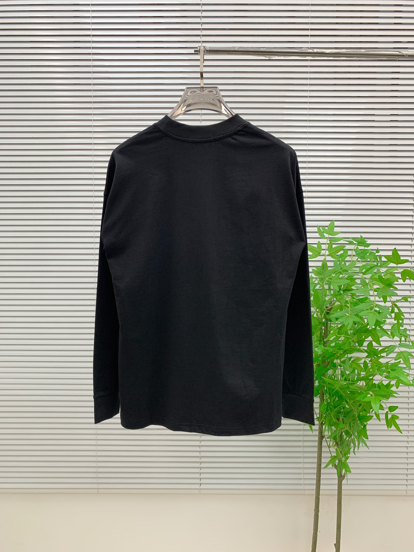 P芬迪25ss秋季【新品】新款贸易订单圆领长袖打底衫长袖T恤网红款！上身舒适透气，不僵硬，整体有着丰富的