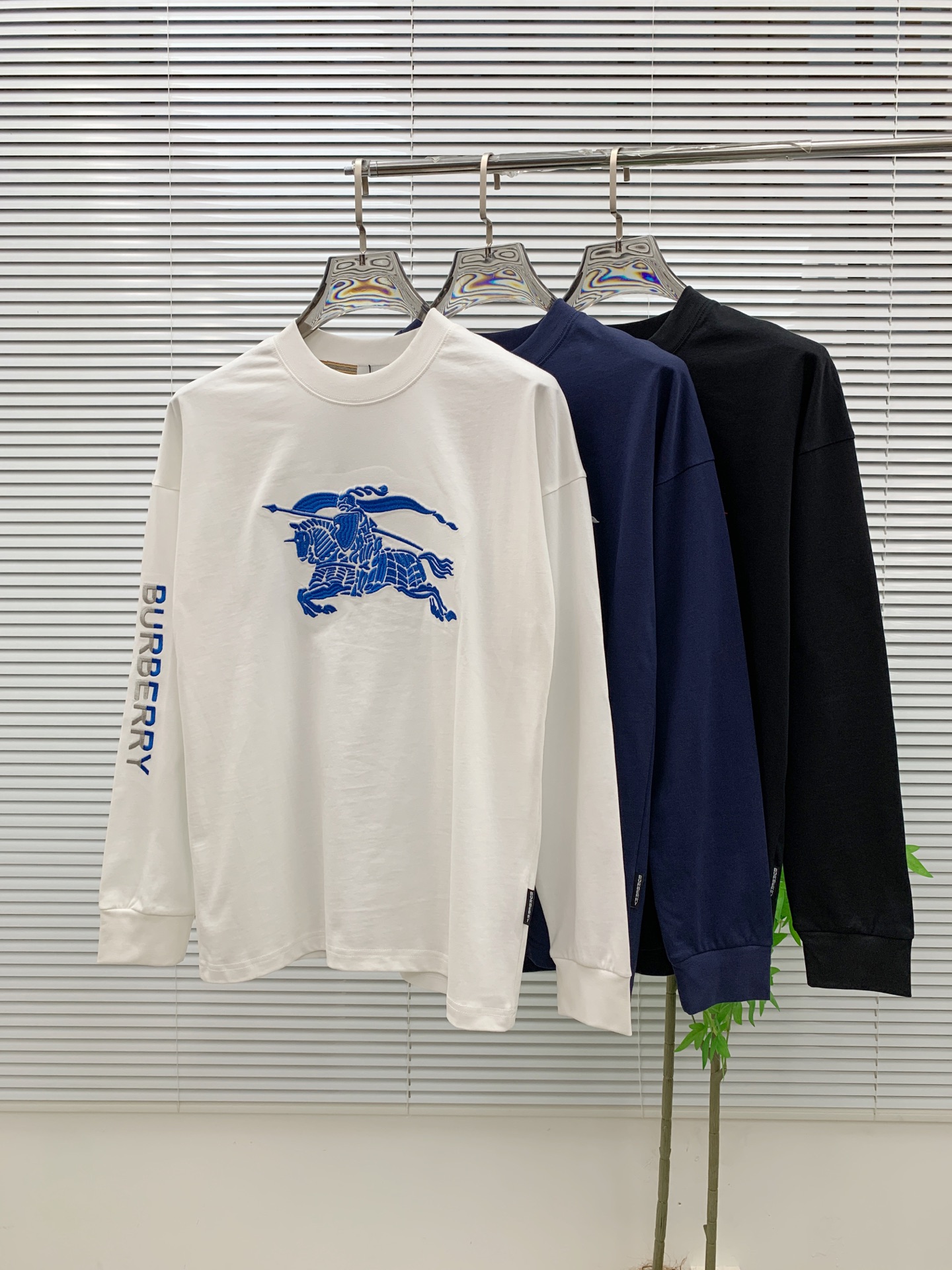 P巴宝莉25ss秋季【新品】新款贸易订单圆领长袖打底衫长袖T恤网红款！上身舒适透气，不僵硬，整体有着丰富