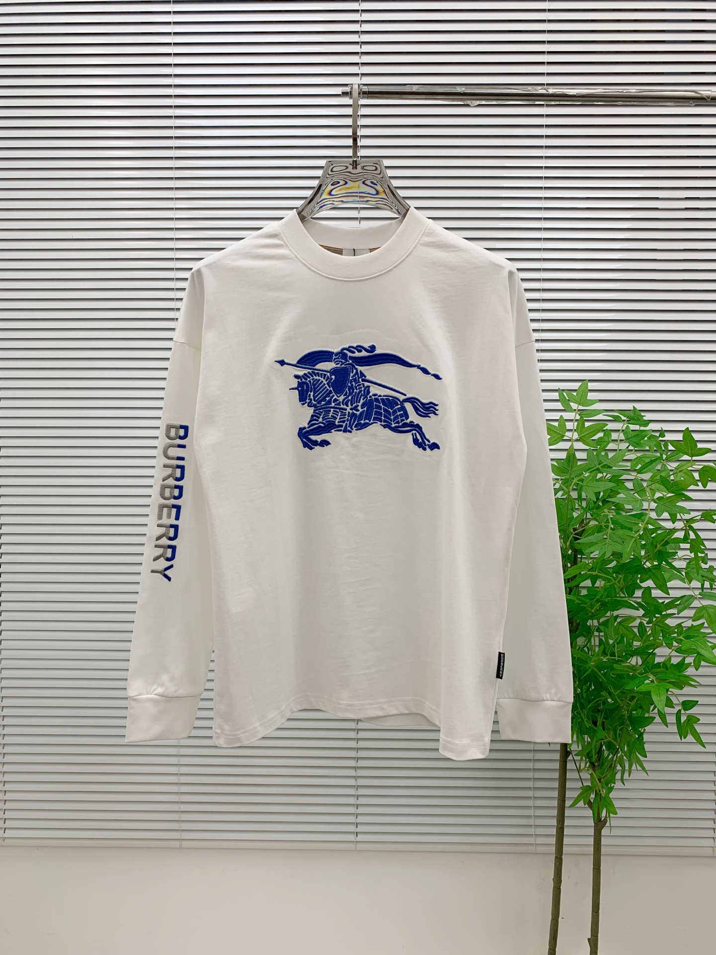 P巴宝莉25ss秋季【新品】新款贸易订单圆领长袖打底衫长袖T恤网红款！上身舒适透气，不僵硬，整体有着丰富