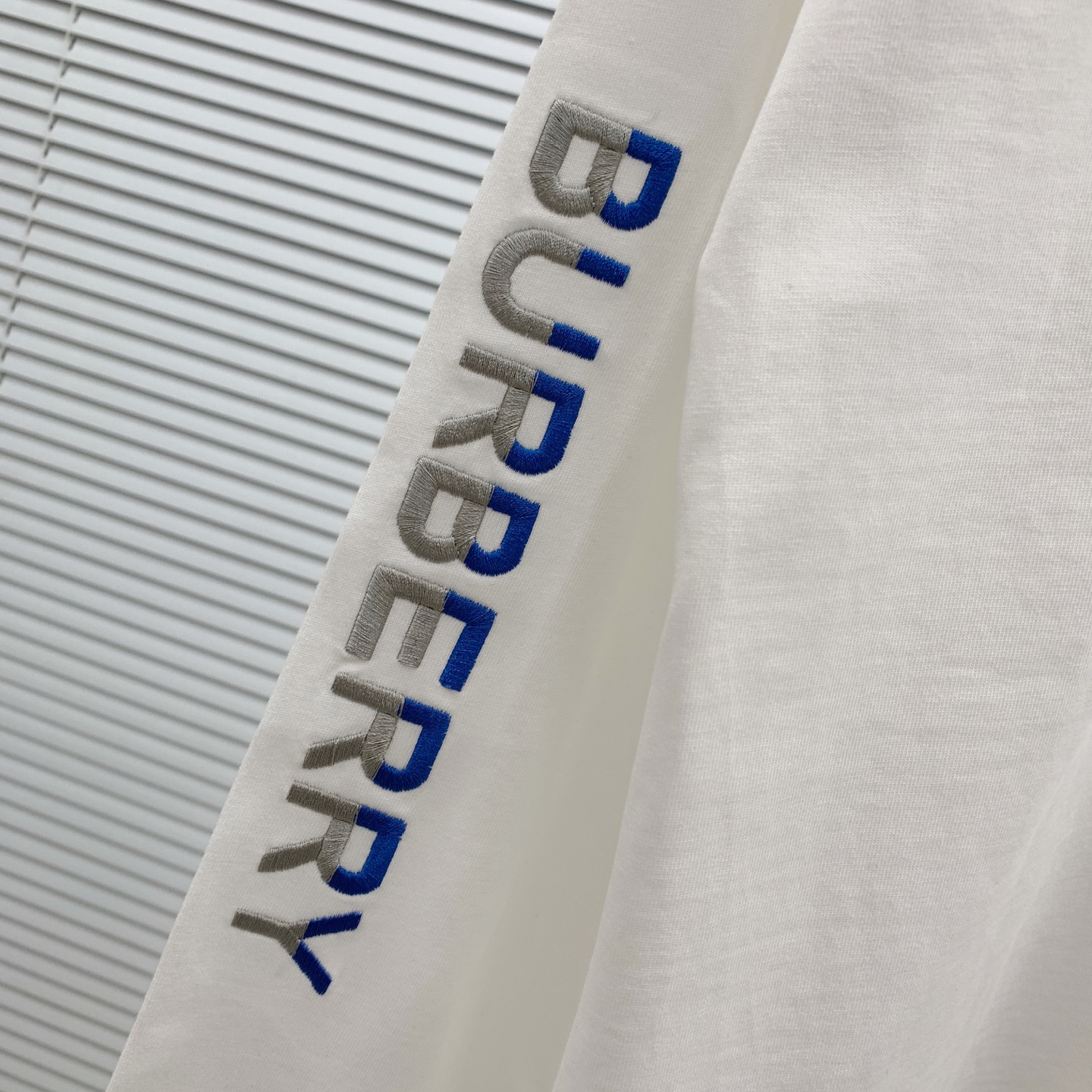 P巴宝莉25ss秋季【新品】新款贸易订单圆领长袖打底衫长袖T恤网红款！上身舒适透气，不僵硬，整体有着丰富