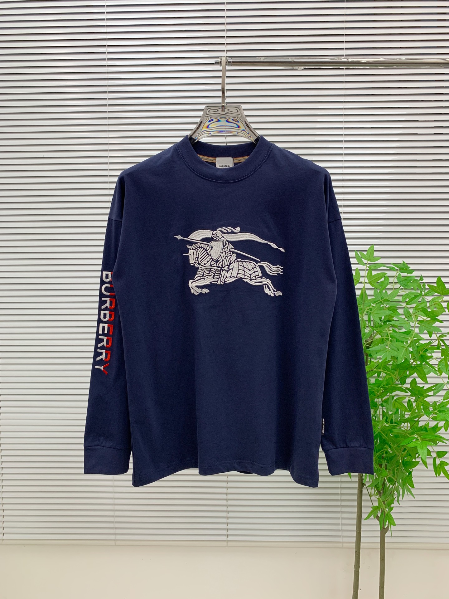 P巴宝莉25ss秋季【新品】新款贸易订单圆领长袖打底衫长袖T恤网红款！上身舒适透气，不僵硬，整体有着丰富